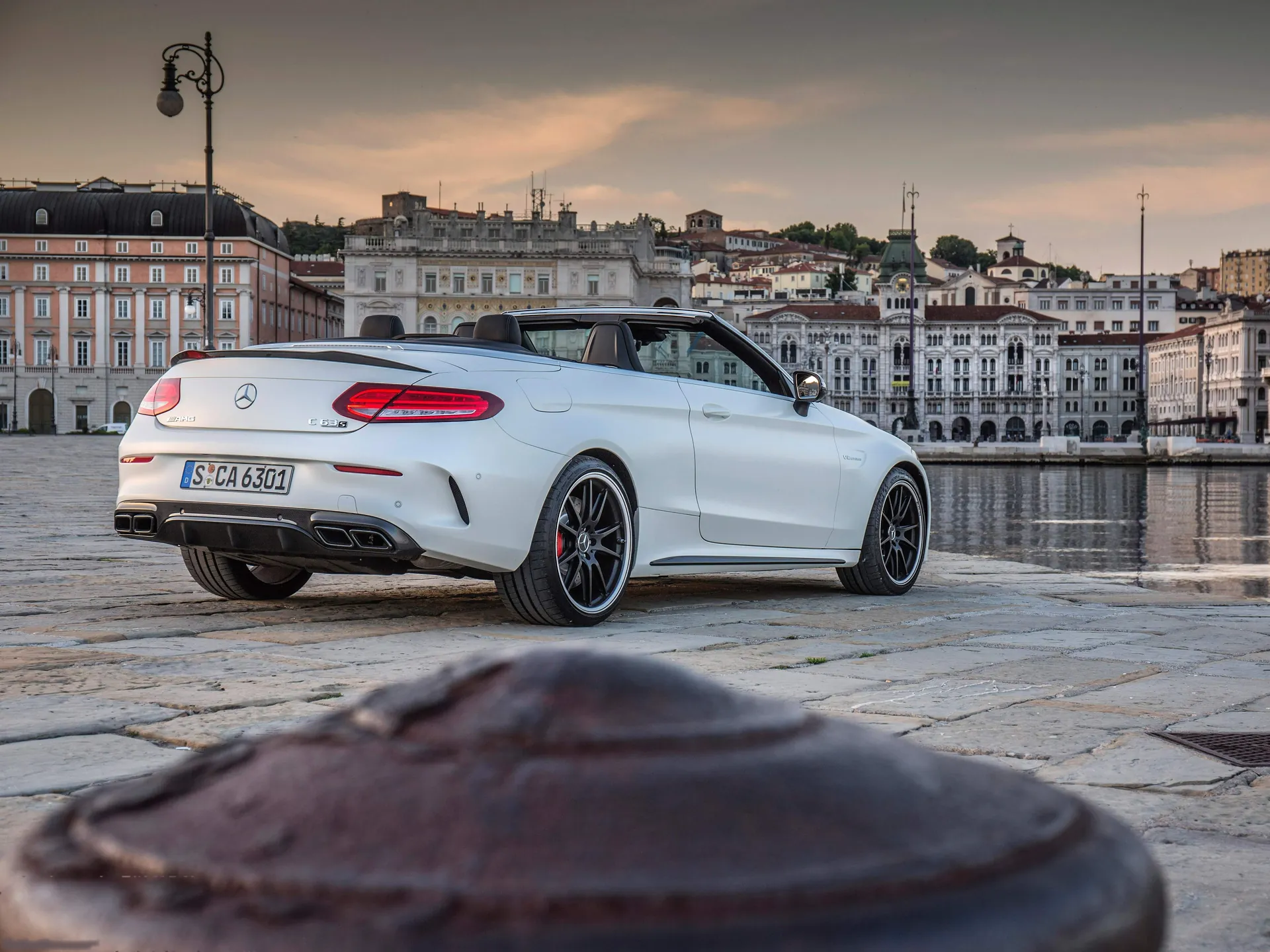 Mercedes-Benz C63 AMG Cabriolet (2017) – zadní tříčtvrteční pohled