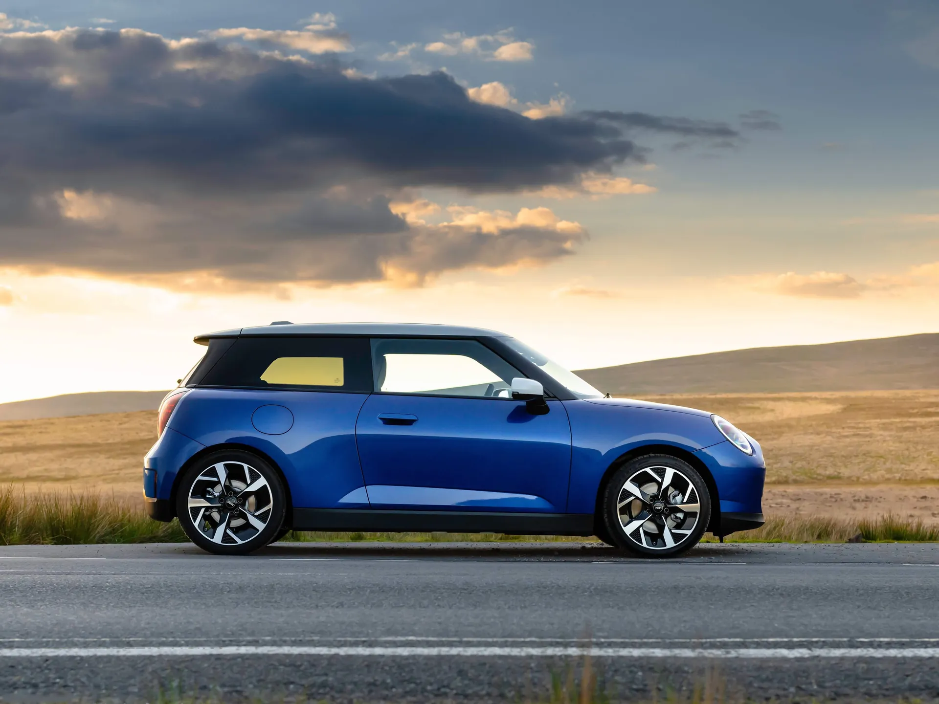 Mini Cooper SE [UK] (2024) – boční profil