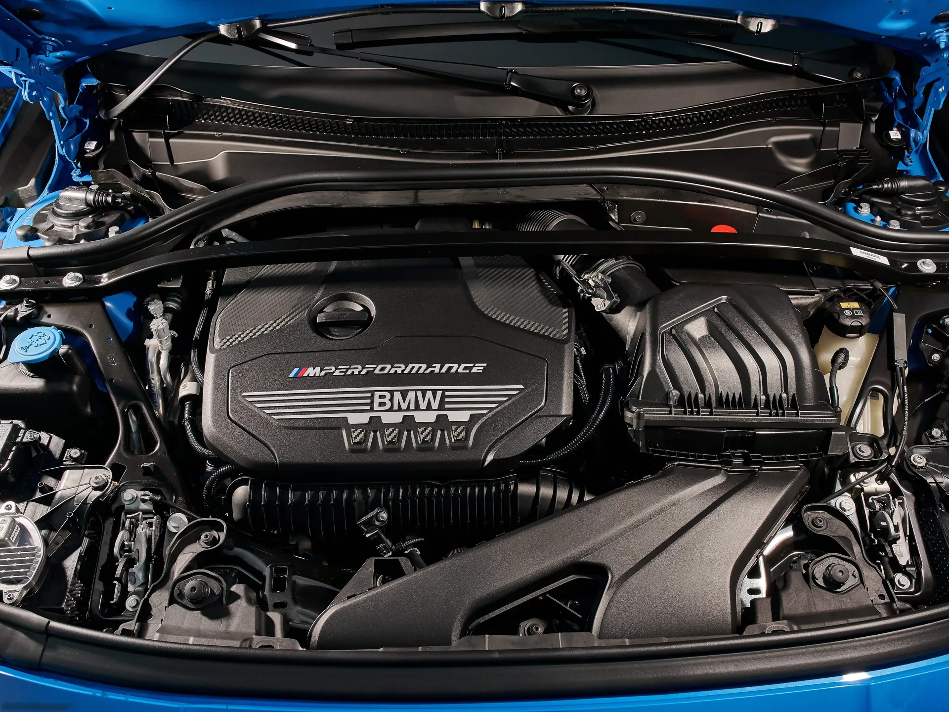 BMW M135i (2020) – motorový prostor