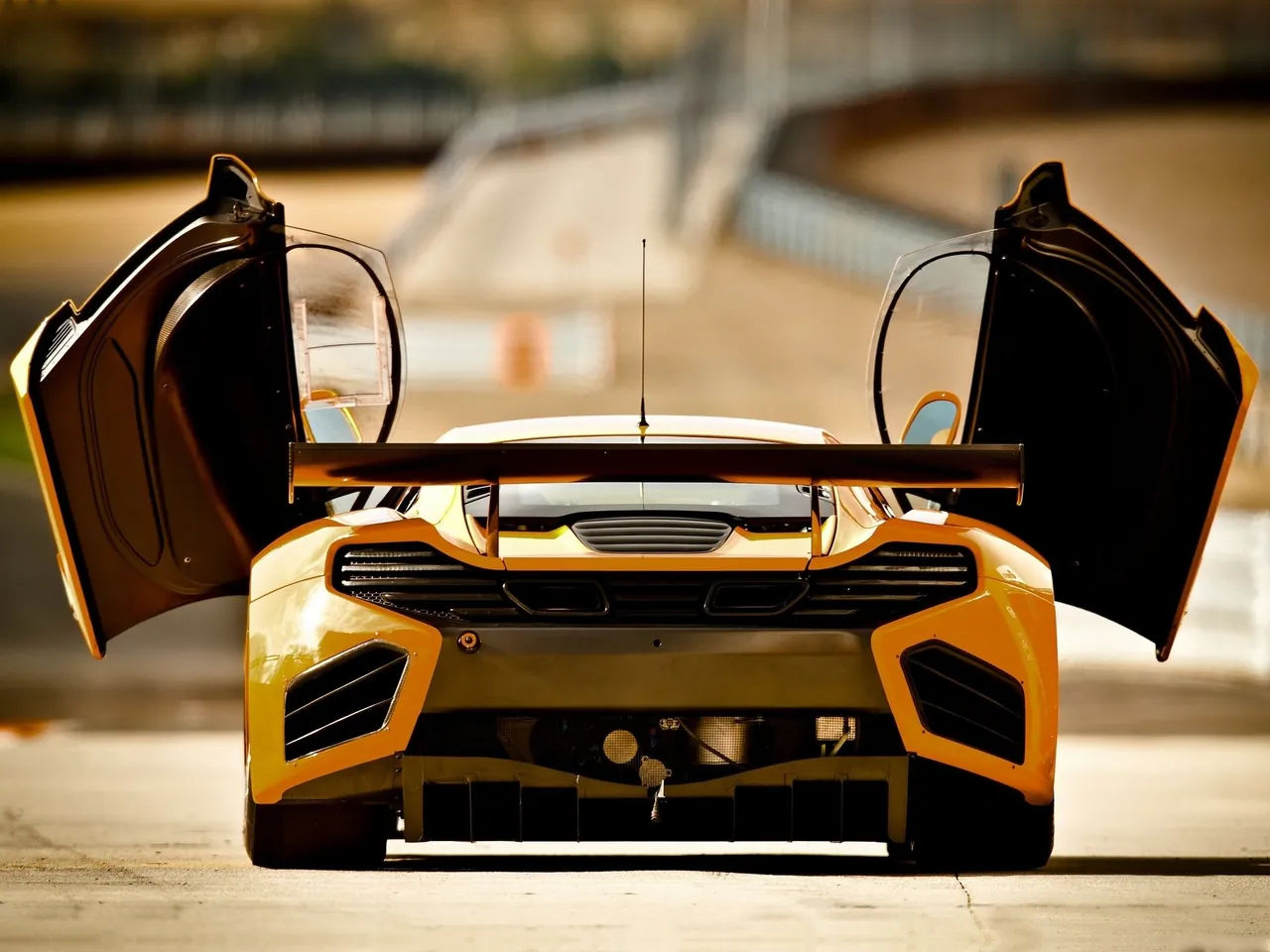 McLaren MP4-12C GT3 (2011) – zezadu