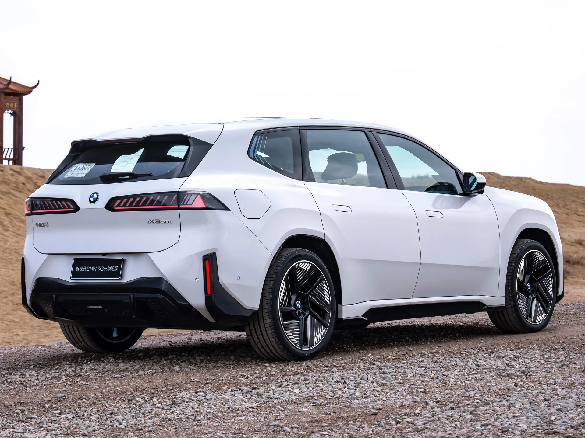 BMW iX3 Long Wheelbase (2027) – zadní tříčtvrteční pohled