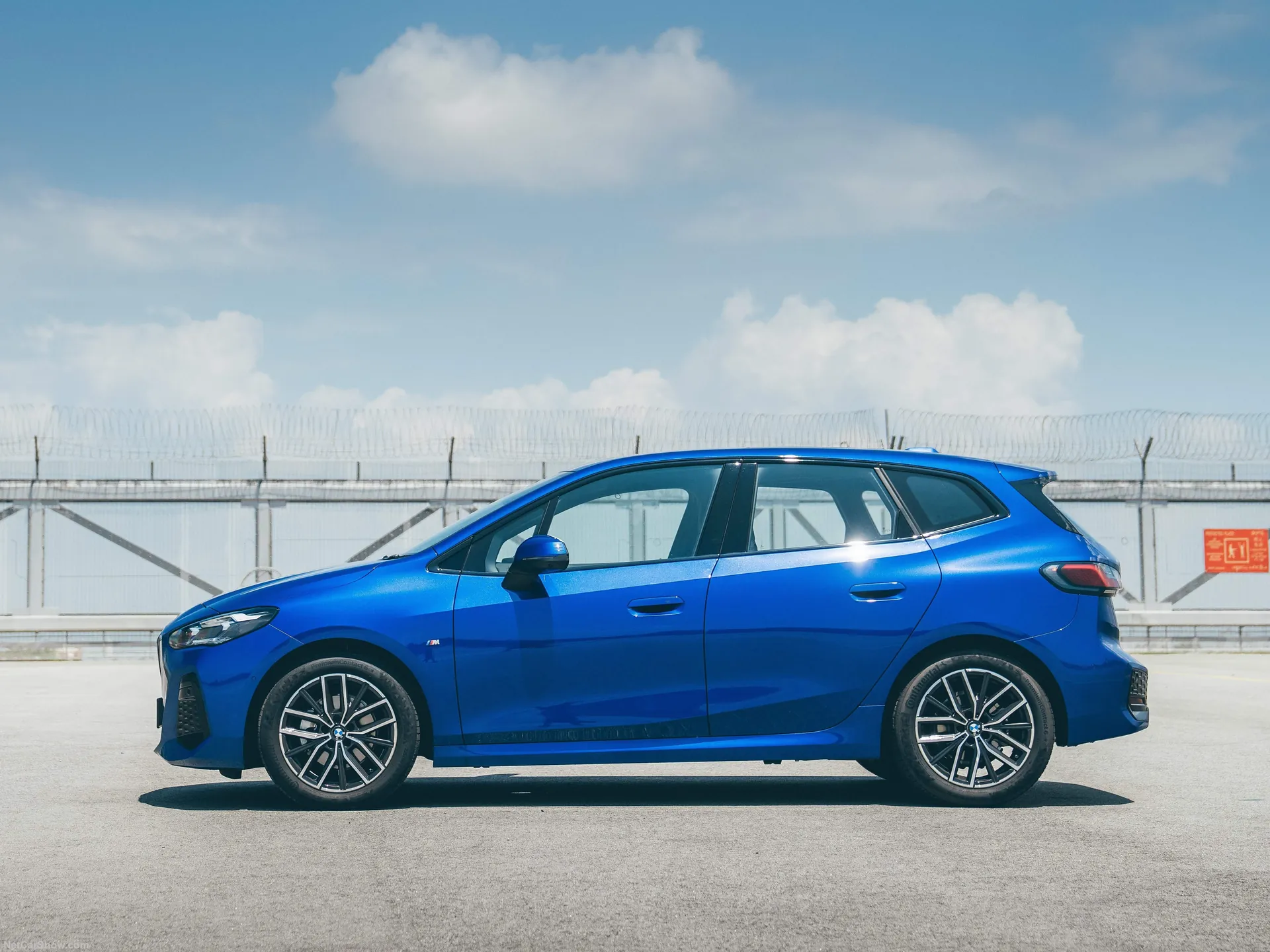 BMW 218i Active Tourer M Sport (2022) – boční profil