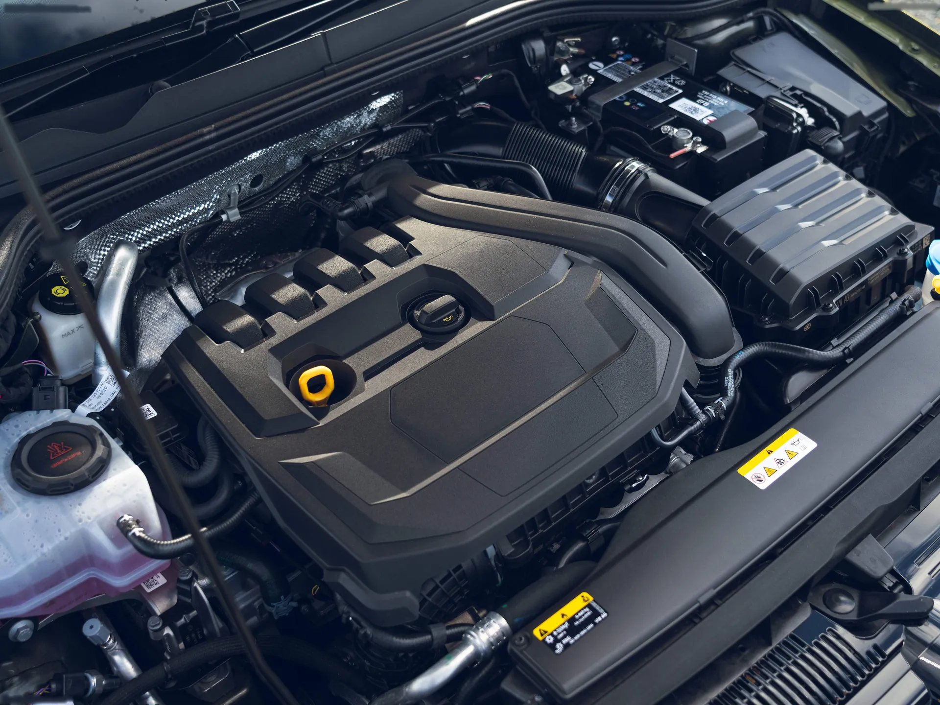 Volkswagen Golf R-Line [UK] (2021) - Engine Bay