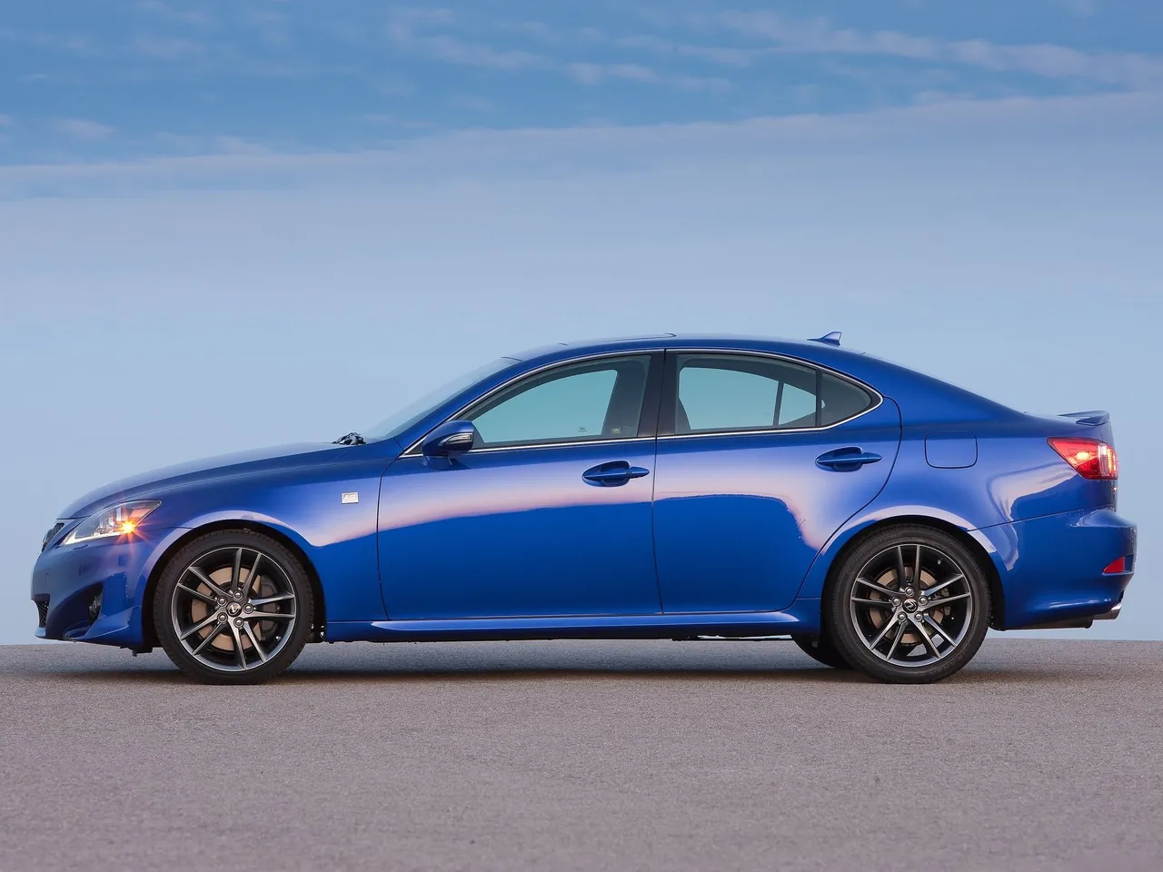 Lexus IS 350 F Sport (2011) – boční profil