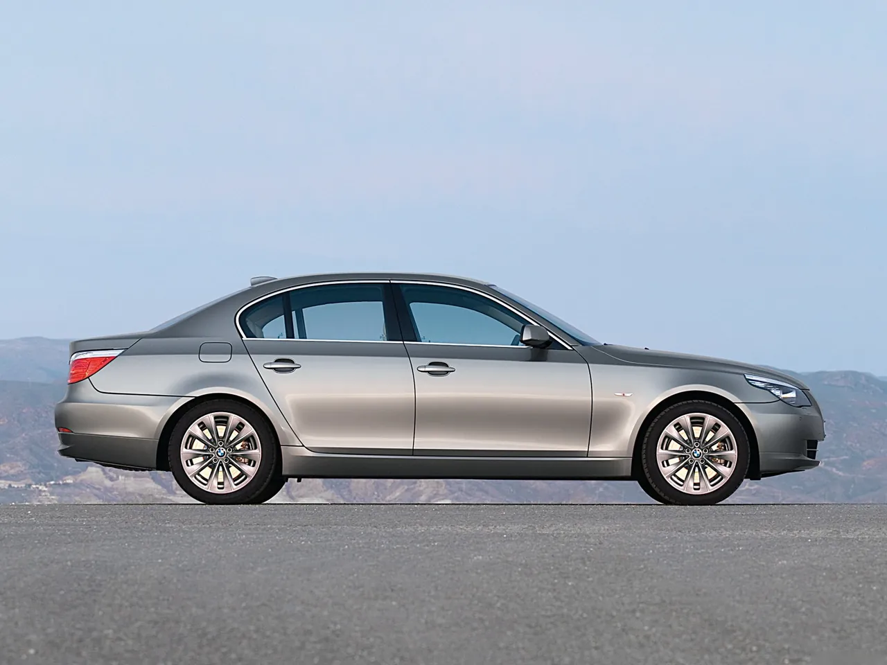BMW 5-Series (2008) – boční profil