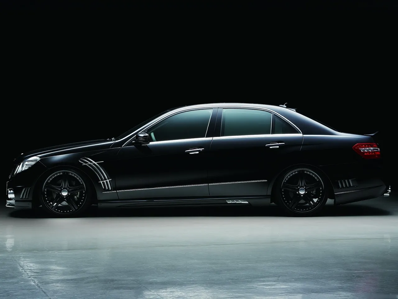 Wald Mercedes-Benz E-Class W212 Black Bison (2010) – boční profil