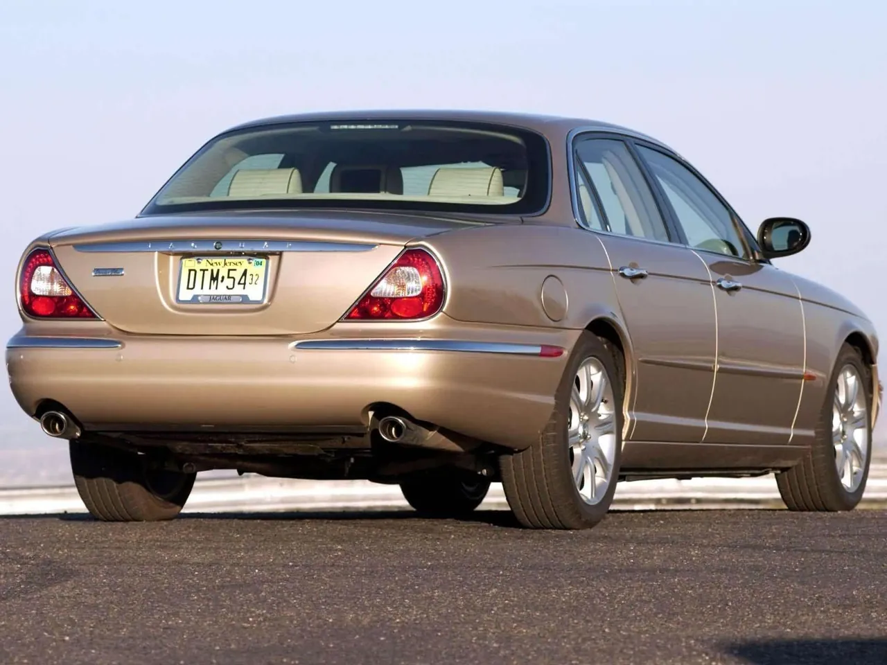 Jaguar XJ8 Vanden Plas (2004) – zadní tříčtvrteční pohled