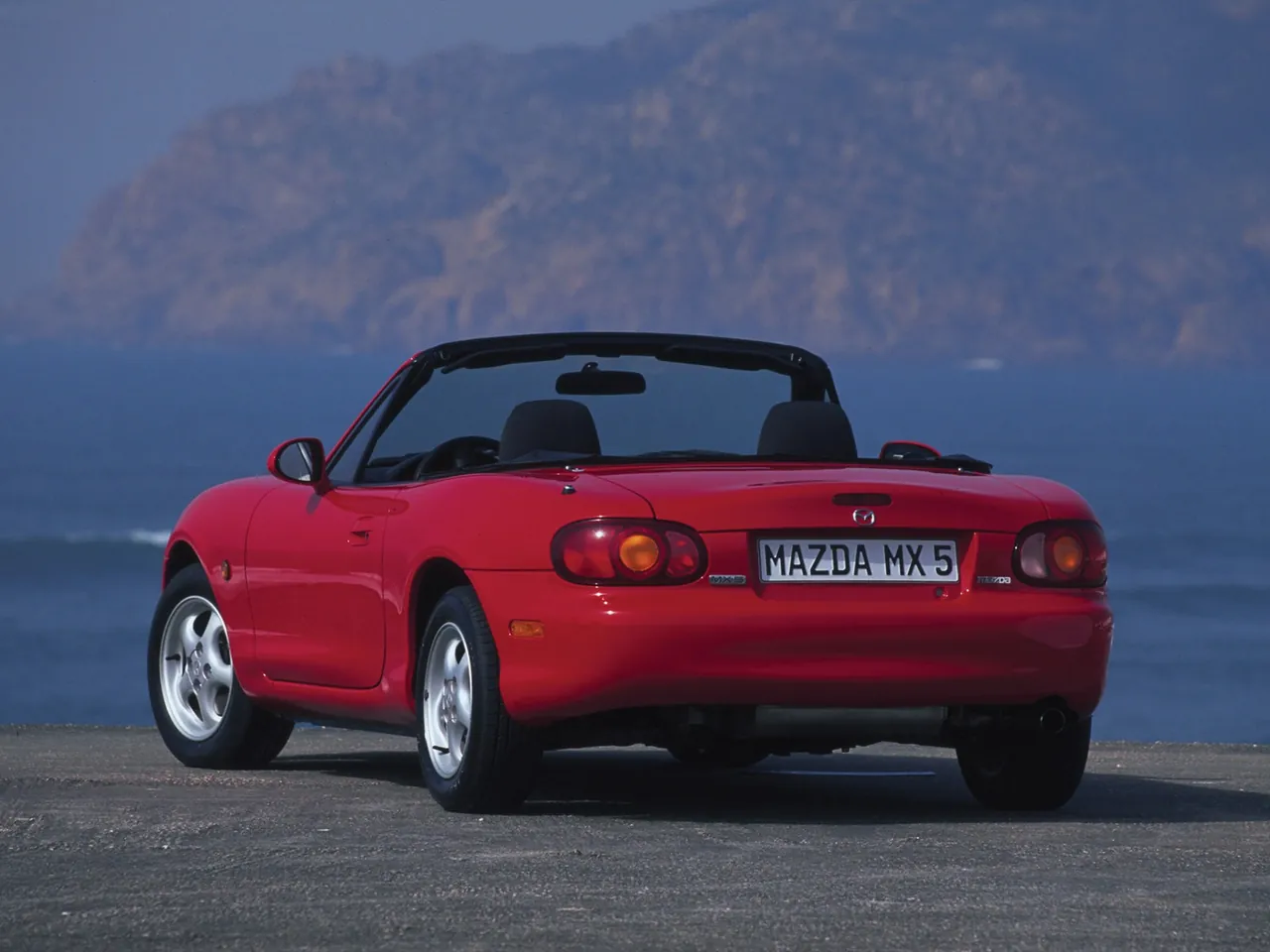 Mazda MX-5 (1998) – zadní tříčtvrteční pohled