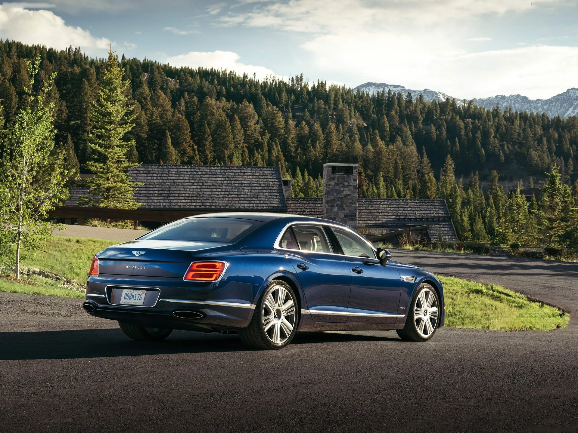 Bentley Flying Spur Azure (2025) – zadní tříčtvrteční pohled