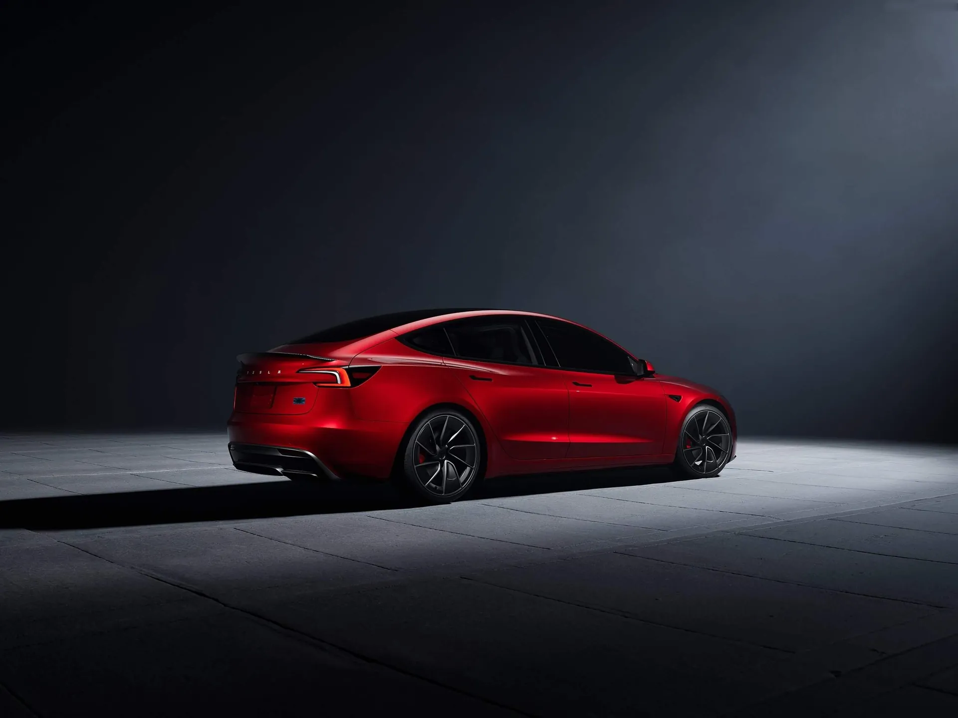 Tesla Model 3 Performance (2025) – zadní tříčtvrteční pohled
