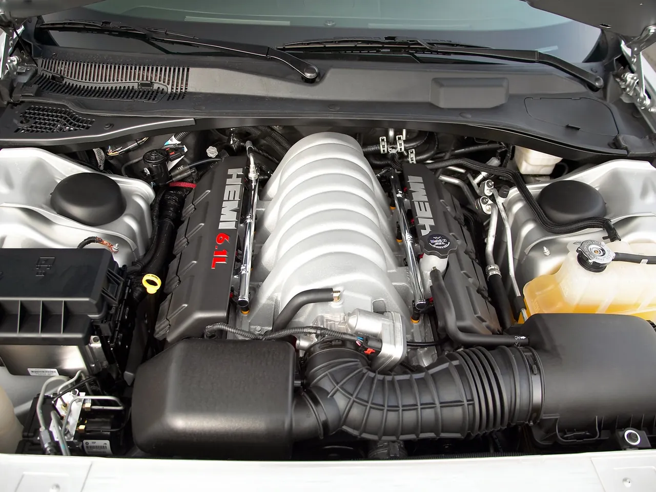 Chrysler 300C SRT8 Touring (2006) – motorový prostor