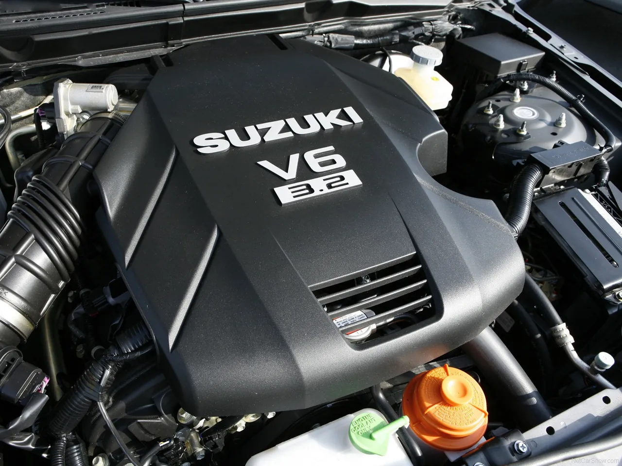 Suzuki Grand Vitara (2009) – motorový prostor