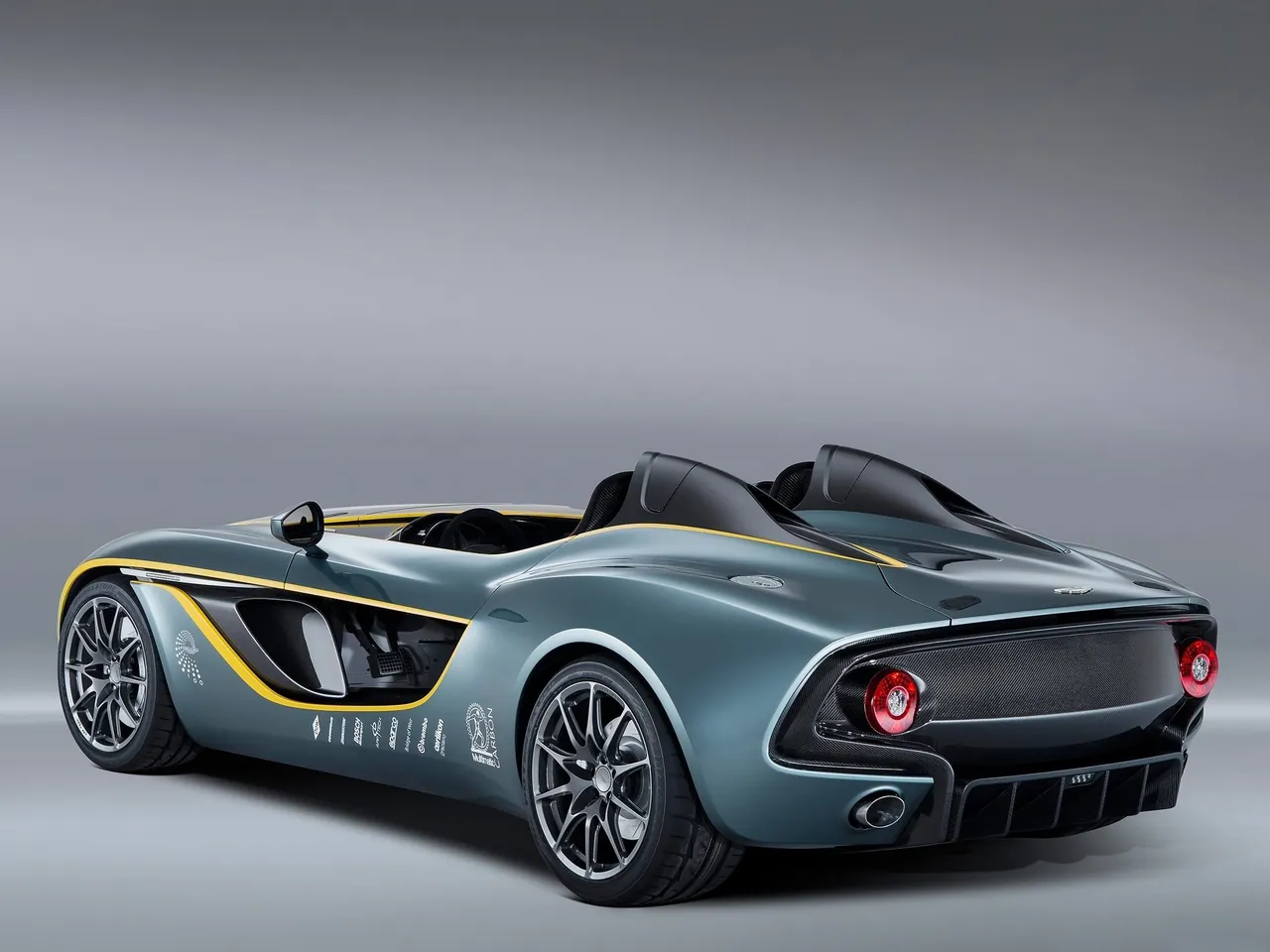 Aston Martin CC100 Speedster Concept (2013) – zadní tříčtvrteční pohled