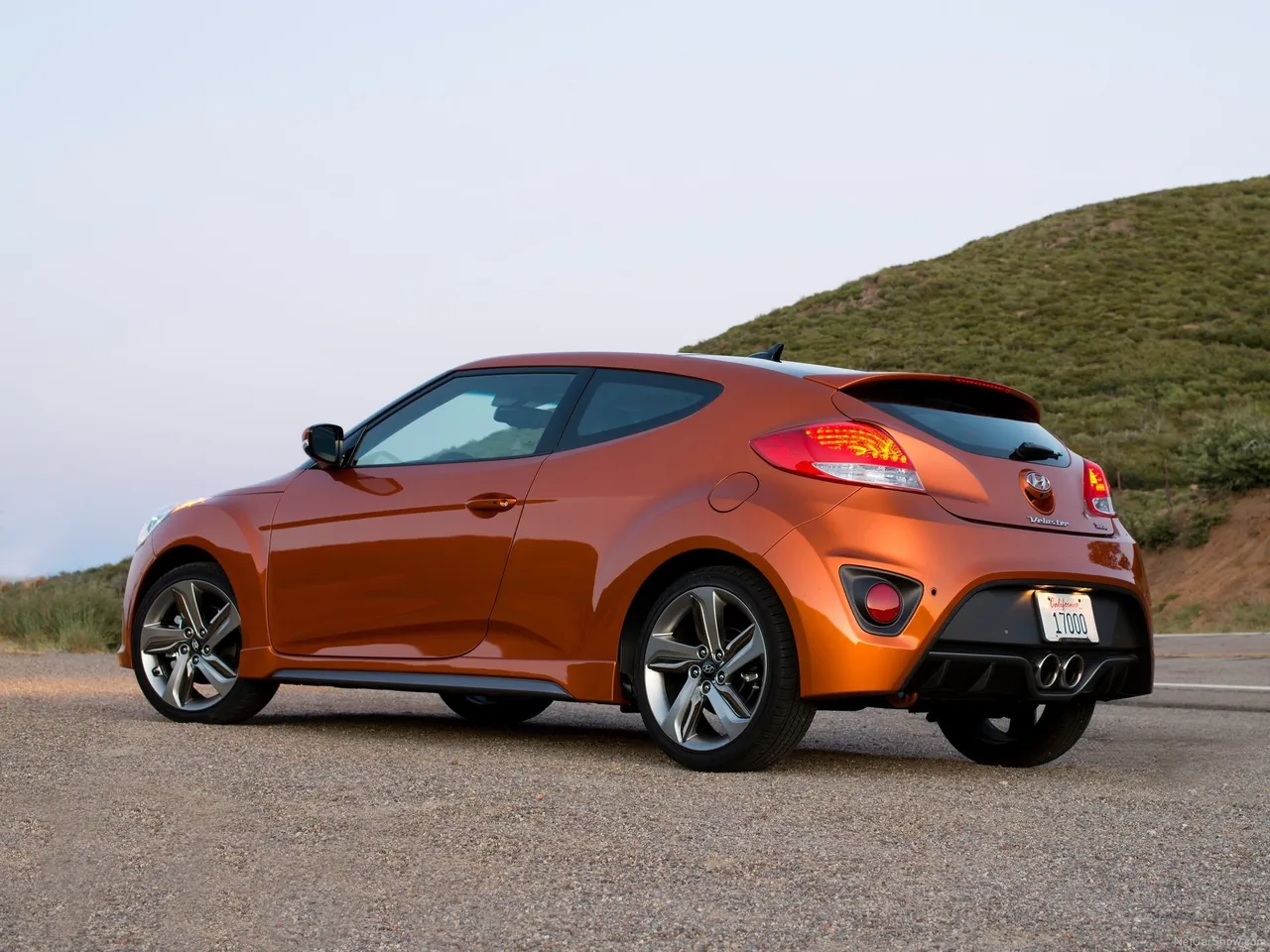 Hyundai Veloster Turbo (2013) – zadní tříčtvrteční pohled