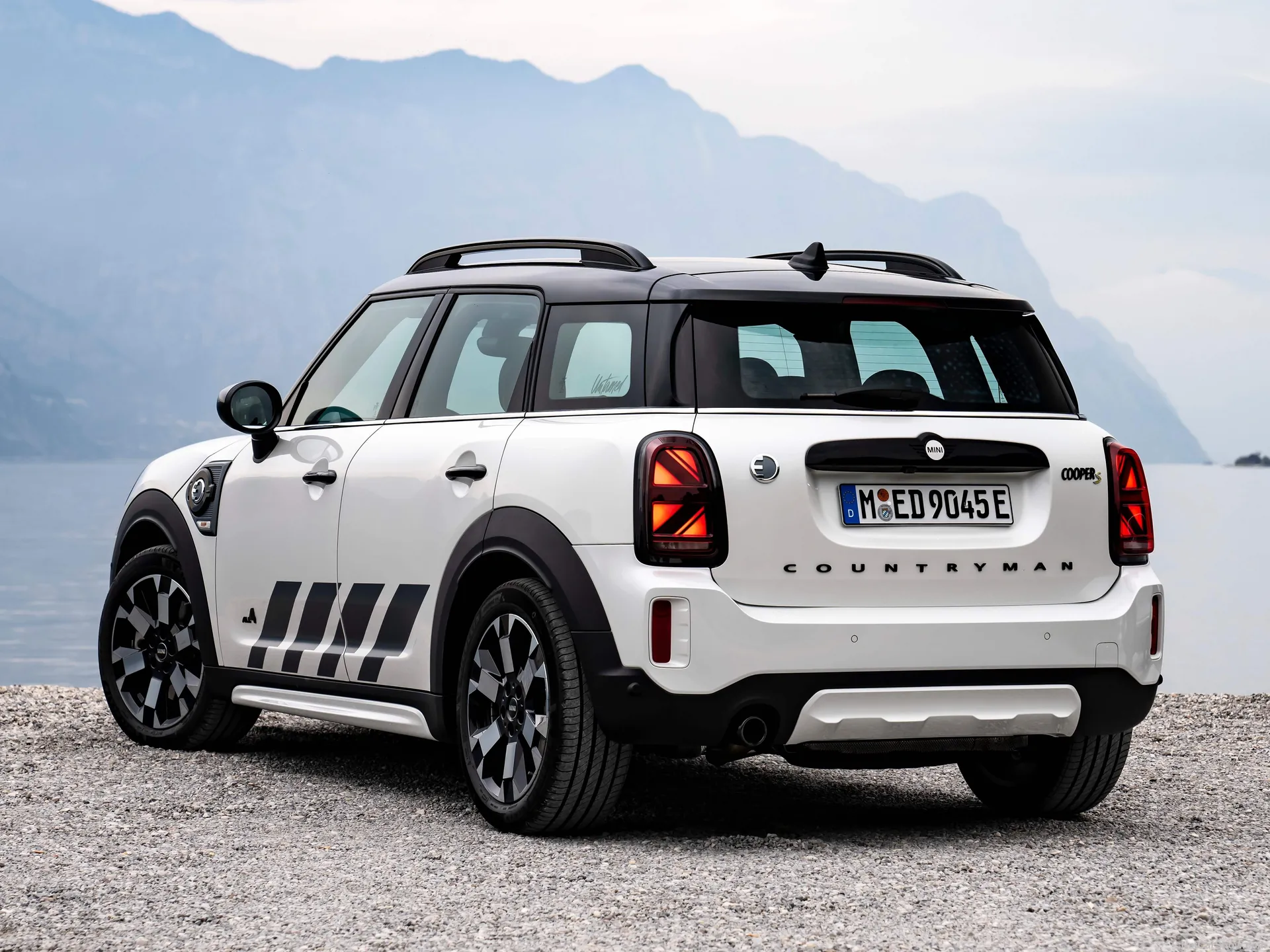 Mini Countryman Cooper SE ALL4 Untamed Edition (2023) – zadní tříčtvrteční pohled