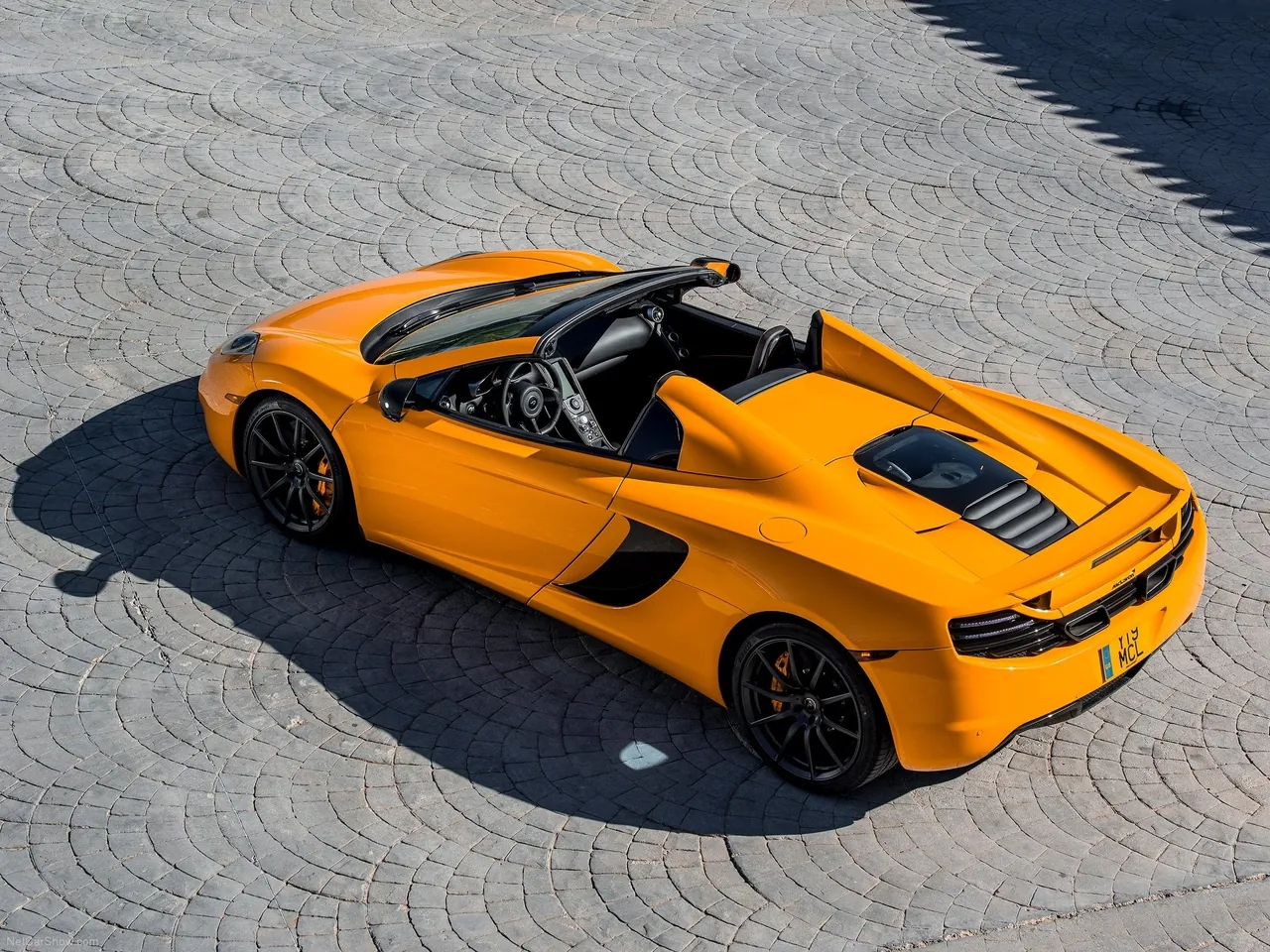 McLaren MP4-12C Spider (2013) – zadní tříčtvrteční pohled