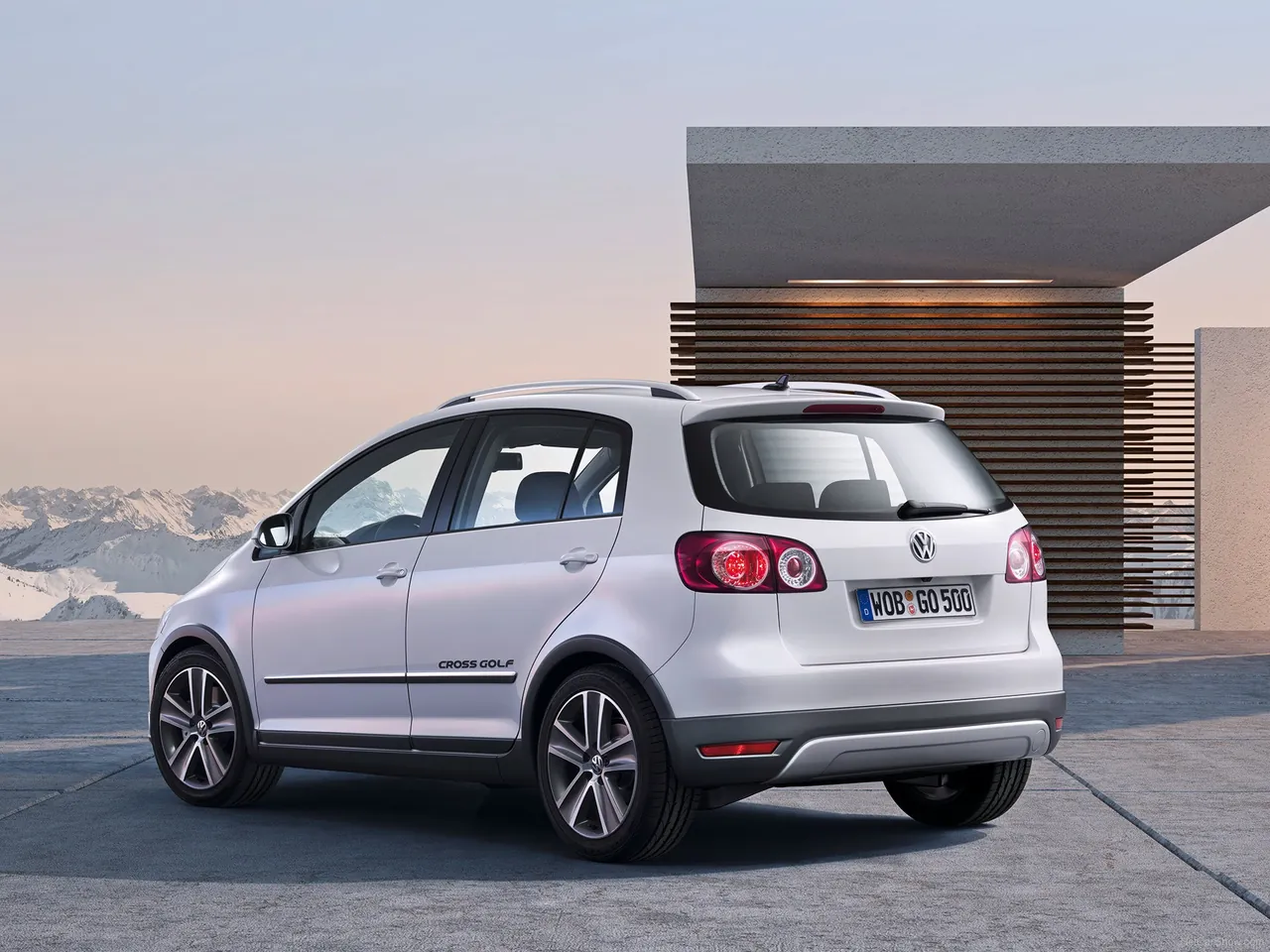 Volkswagen CrossGolf (2011) - Rear Three-Quarter