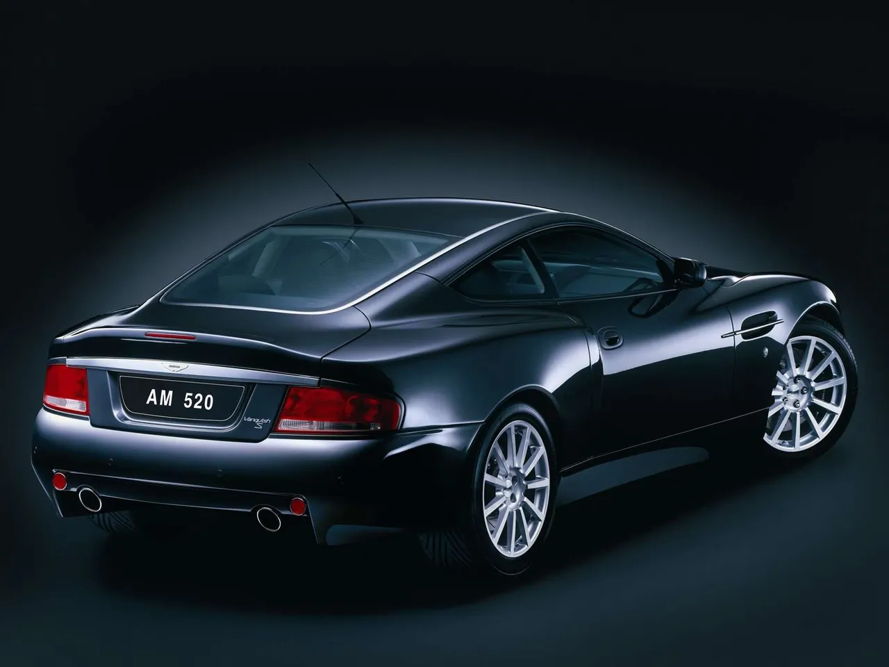 Aston Martin Vanquish S V12 (2004) – zadní tříčtvrteční pohled
