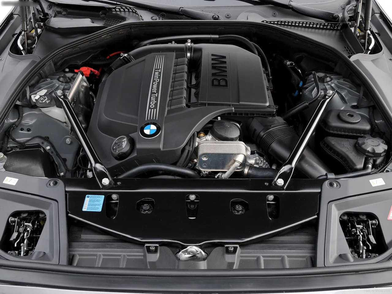 BMW 5-Series (2011) – motorový prostor