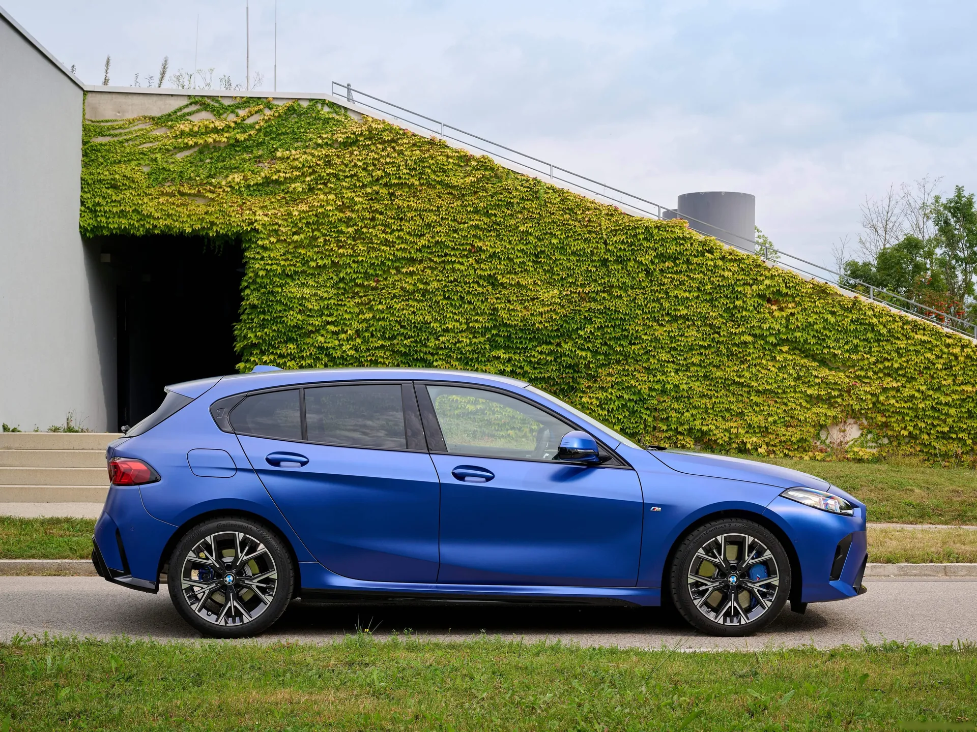 BMW 1-Series (2025) – boční profil