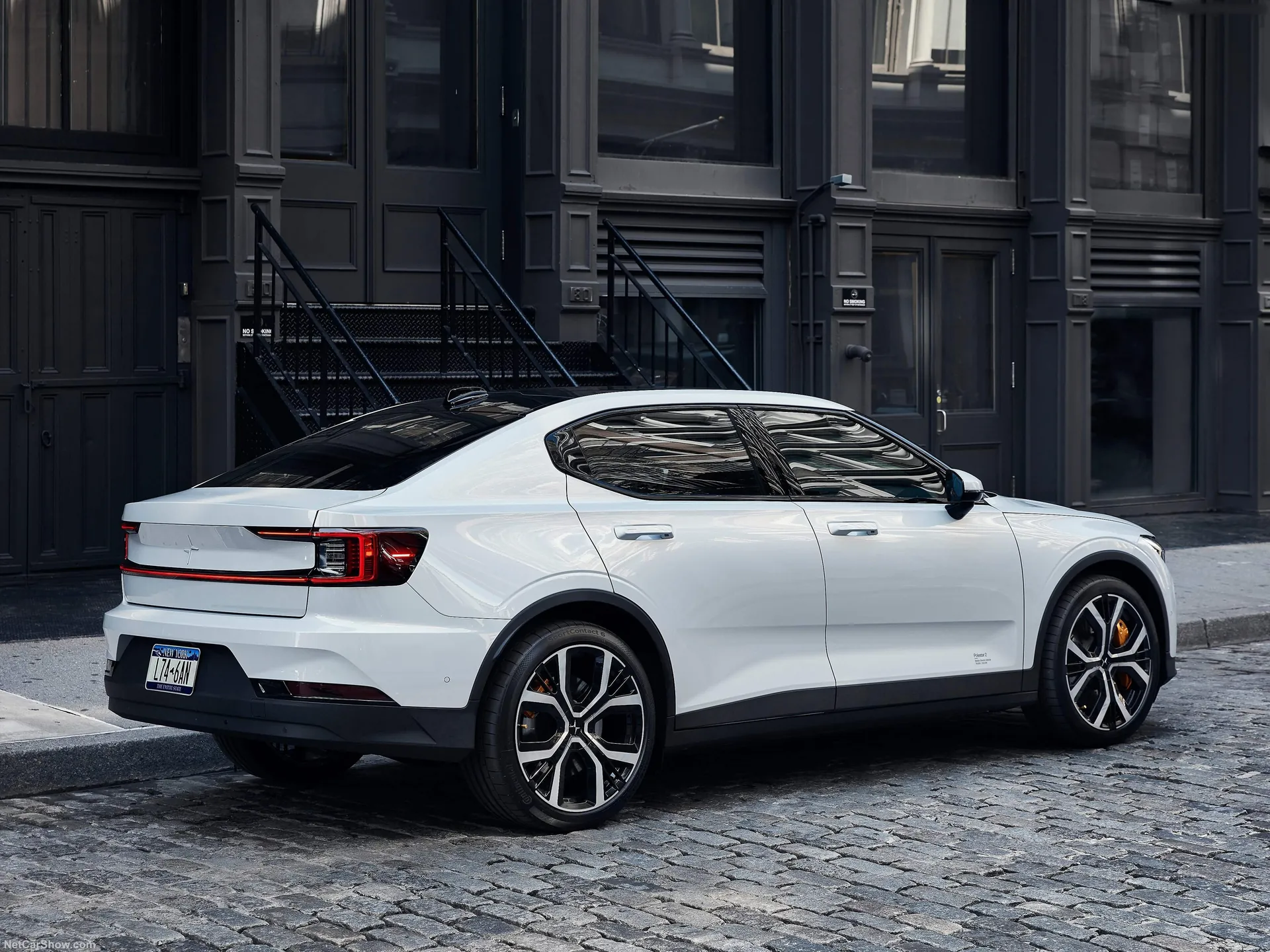 Polestar 2 (2020) – zadní tříčtvrteční pohled