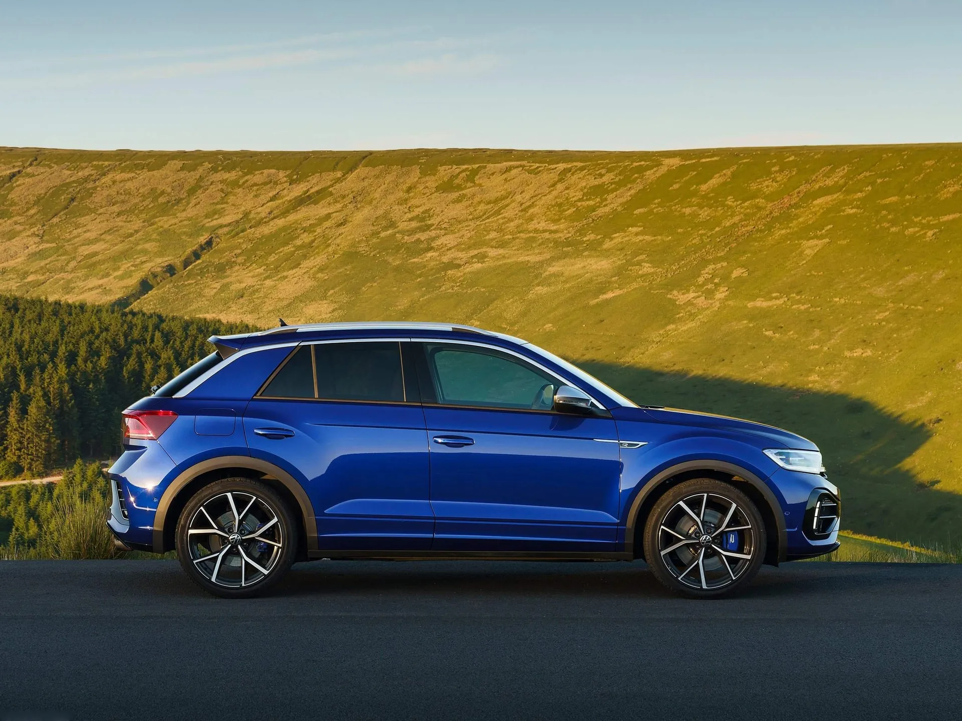 Volkswagen T-Roc R [UK] (2022) – boční profil