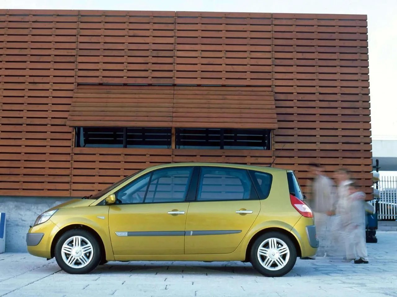 Renault Scenic II (2003) – boční profil
