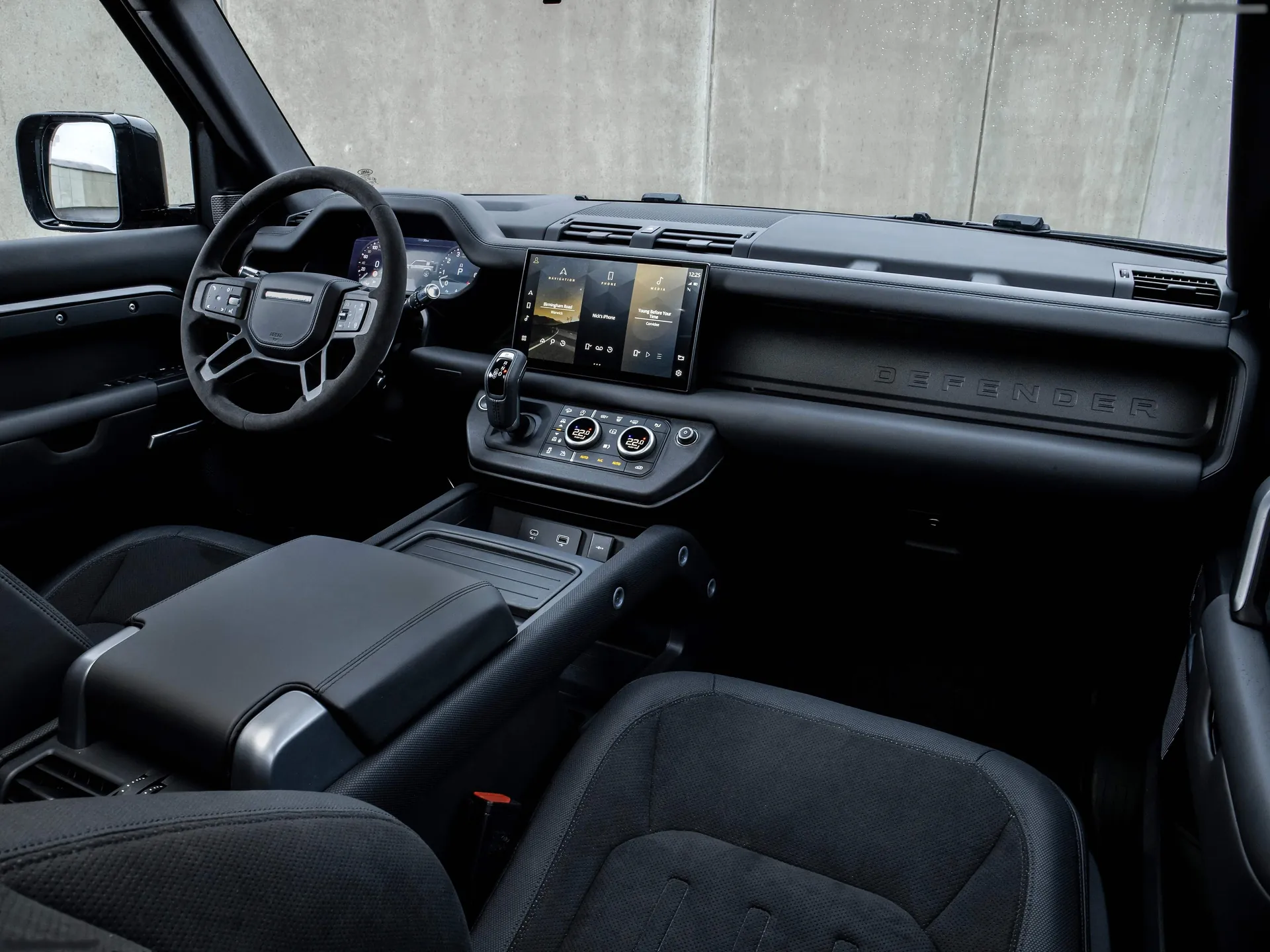 Land Rover Defender V8 (2022) - Interior