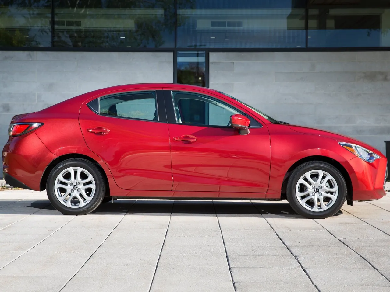 Toyota Yaris Sedan (2016) - Side Profile