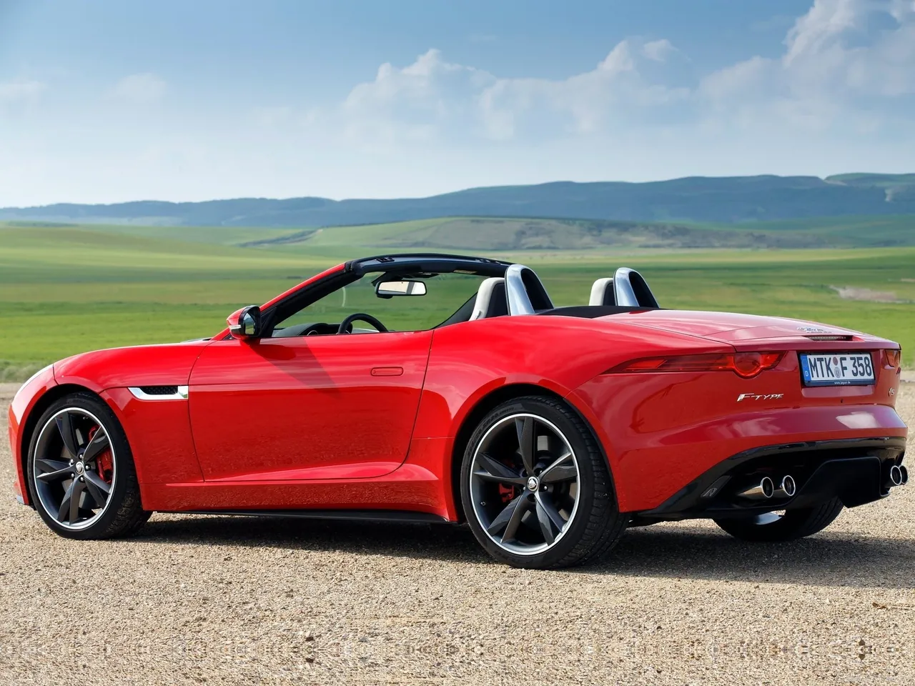 Jaguar F-Type V8 S (2014) – zadní tříčtvrteční pohled