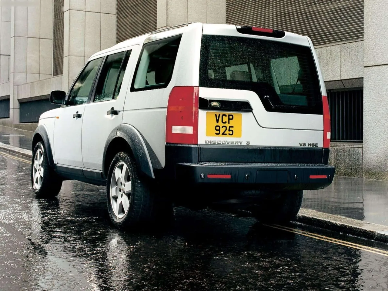 Land Rover Discovery 3 (2005) - Rear Three-Quarter