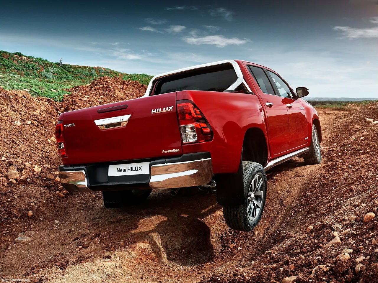 Toyota HiLux (2016) – zadní tříčtvrteční pohled