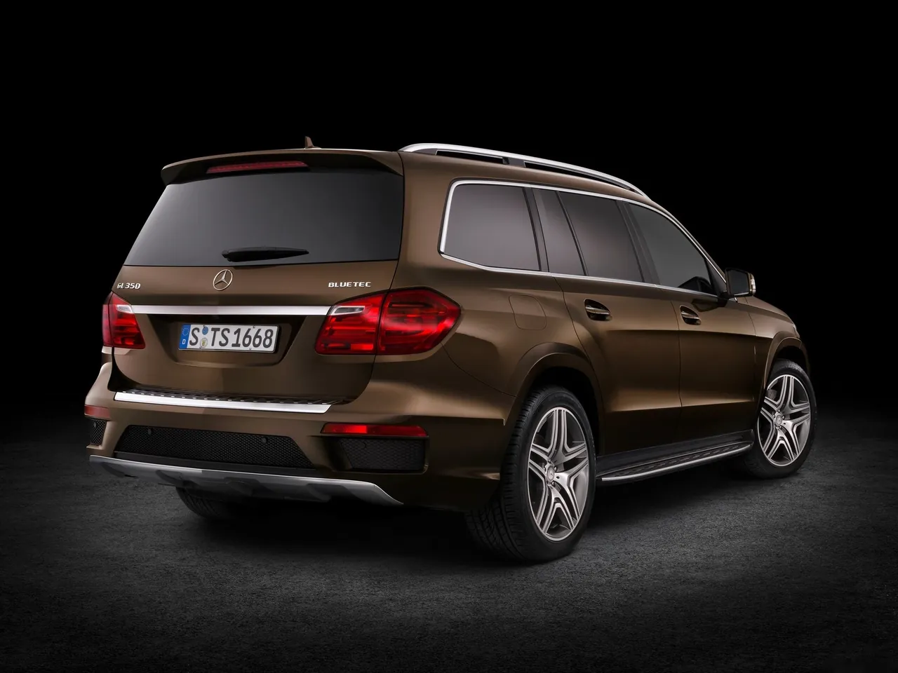 Mercedes-Benz GL-Class (2013) - Rear Three-Quarter