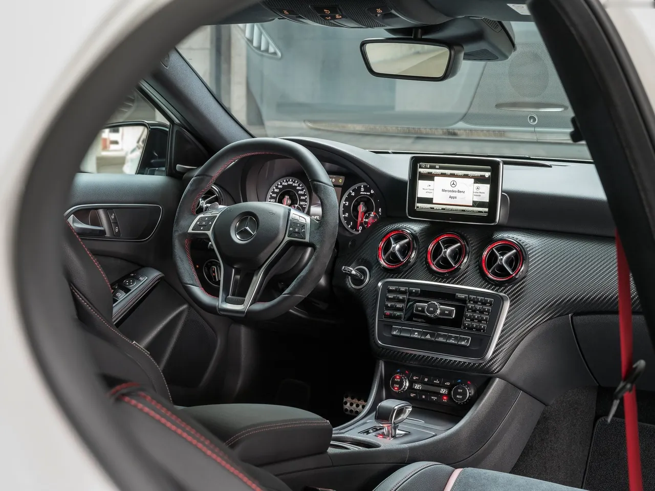 Mercedes-Benz A45 AMG (2014) - Interior