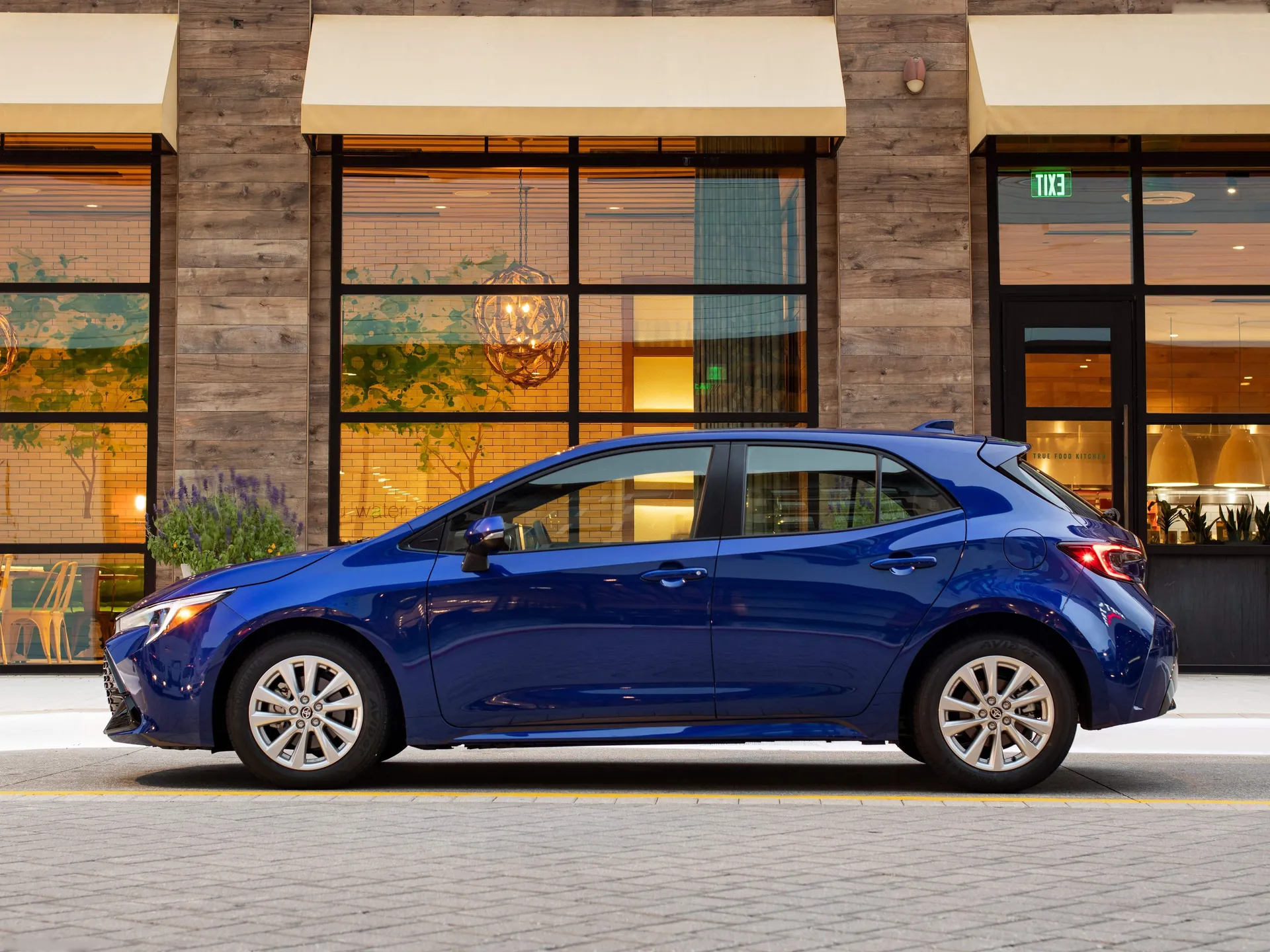 Toyota Corolla Hatchback (2023) – boční profil