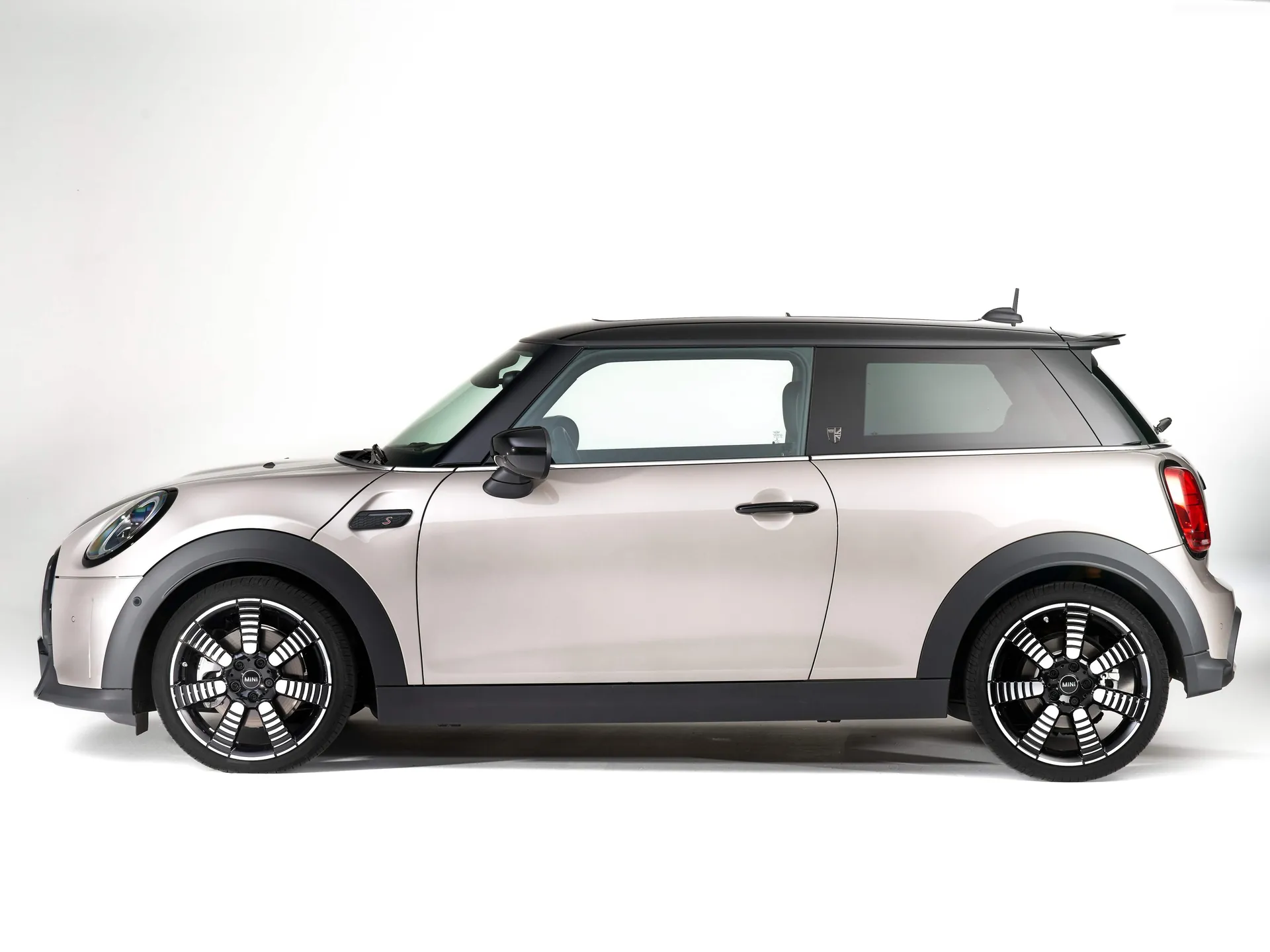 Mini Cooper S 3-door (2022) – boční profil