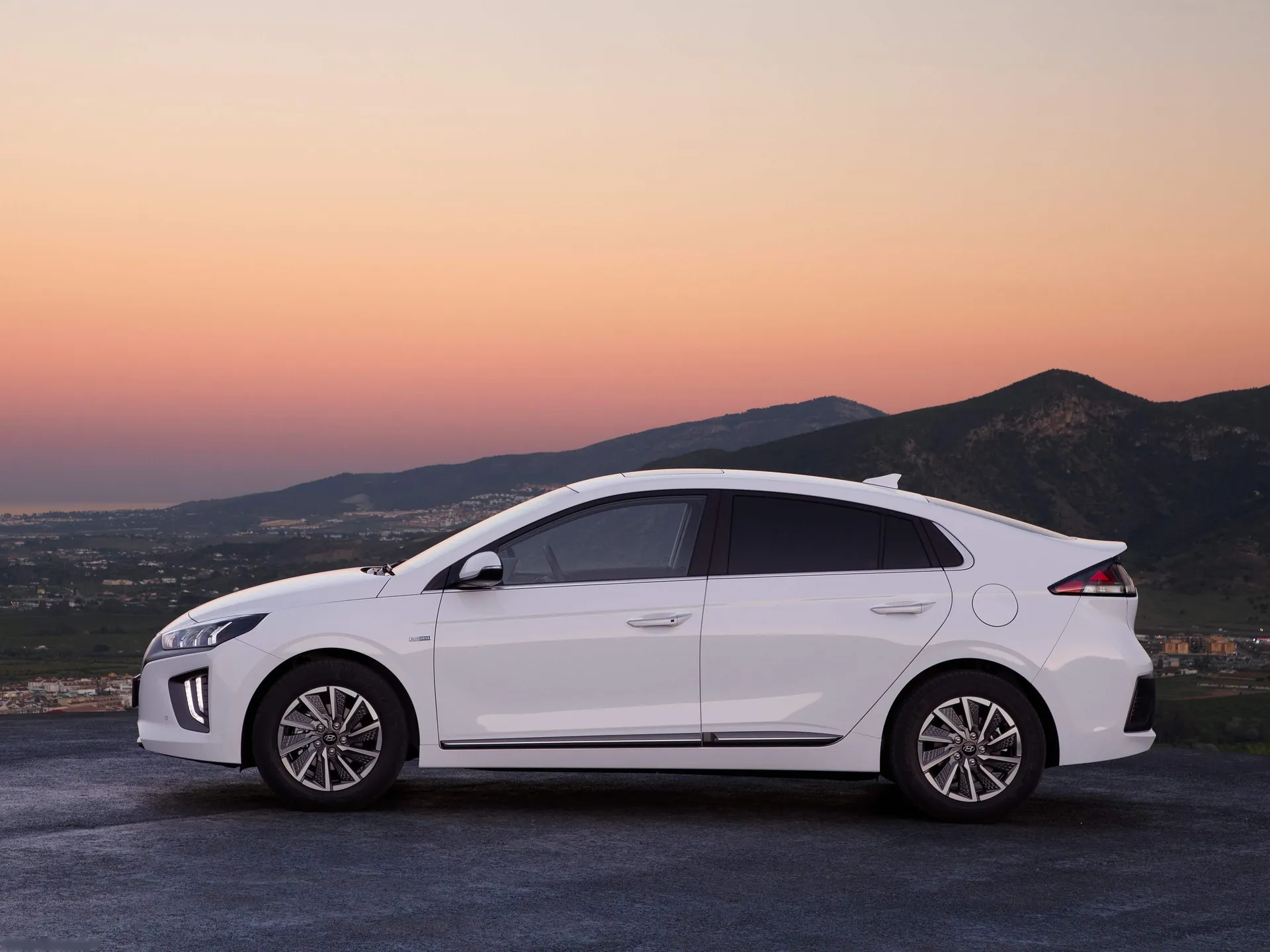 Hyundai Ioniq (2020) - Side Profile
