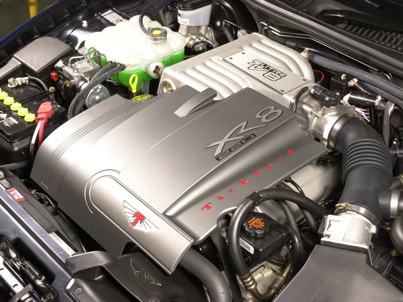 Ford Falcon XR8 (2001) – motorový prostor
