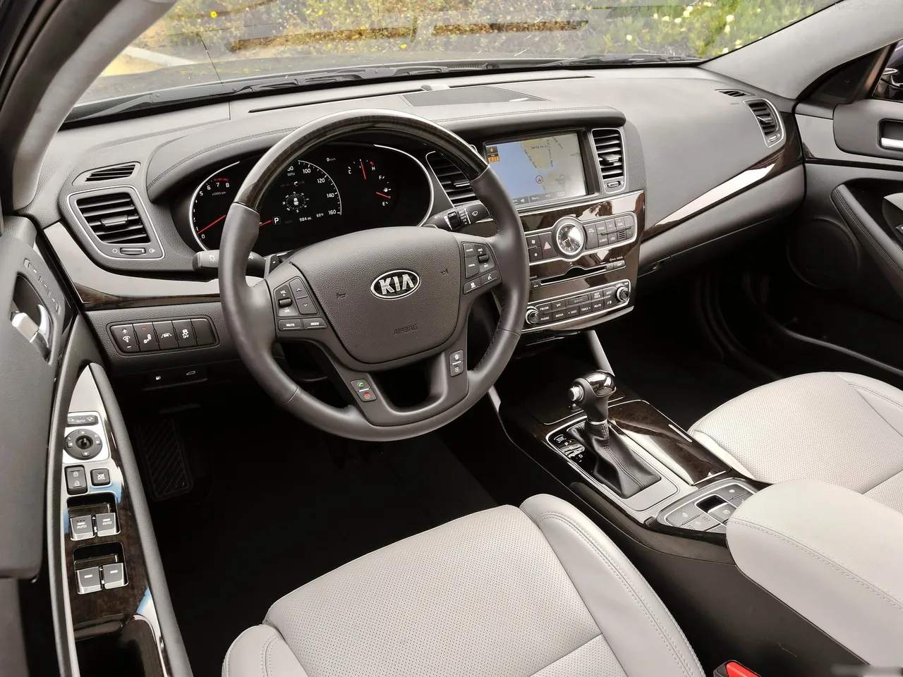Kia Cadenza (2014) – interiér