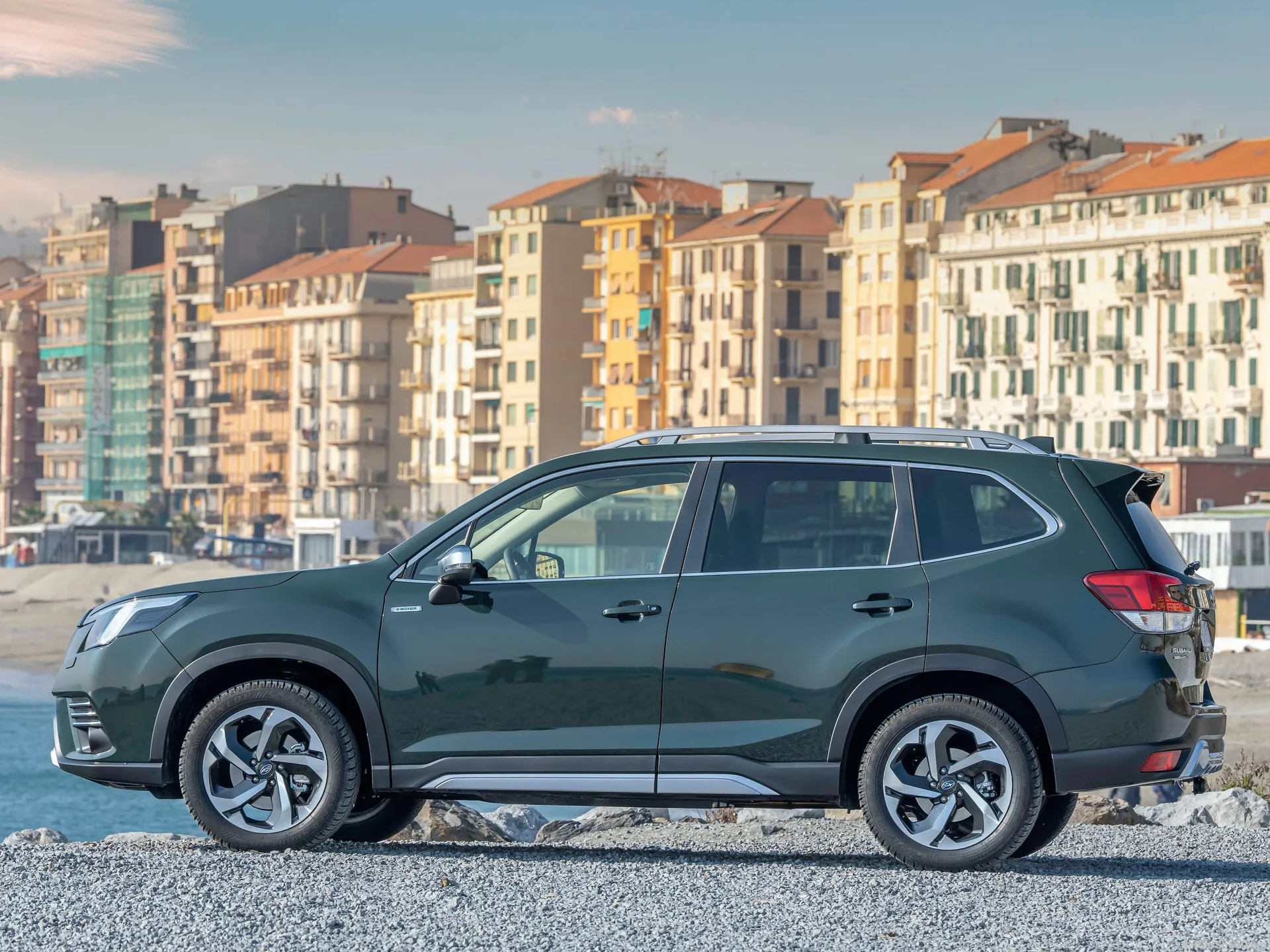 Subaru Forester [EU] (2022) – boční profil