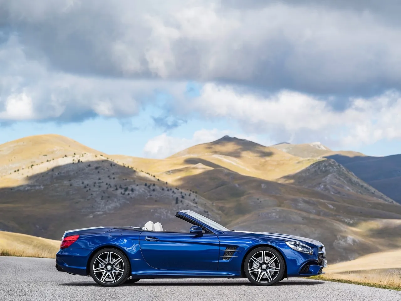Mercedes-Benz SL (2017) - Side Profile