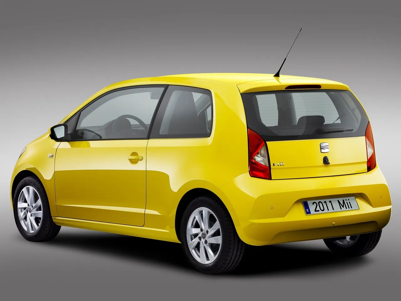 Seat Mii (2013) – zadní tříčtvrteční pohled