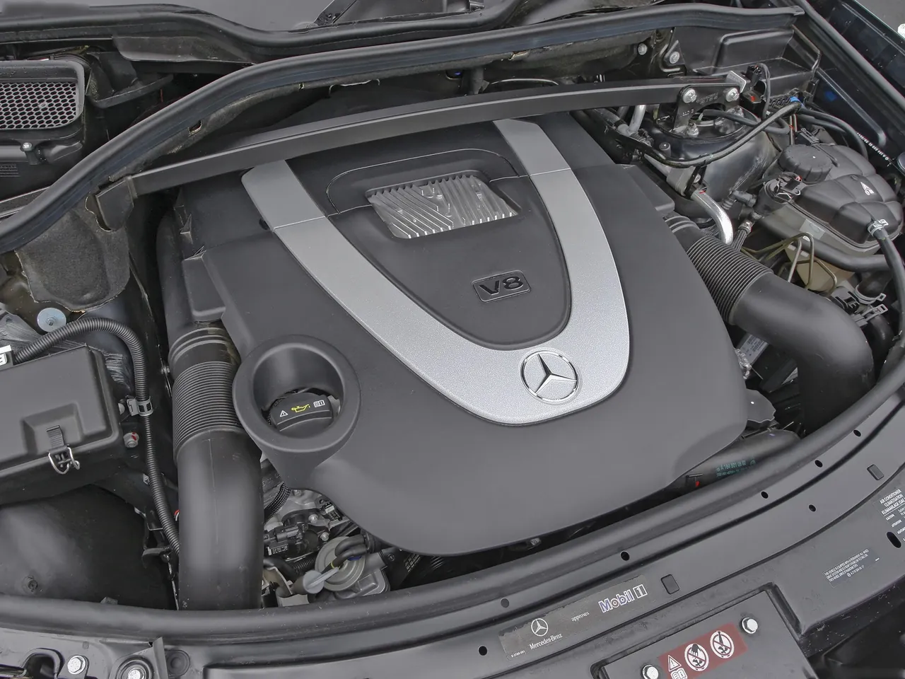 Mercedes-Benz GL550 (2010) - Engine Bay