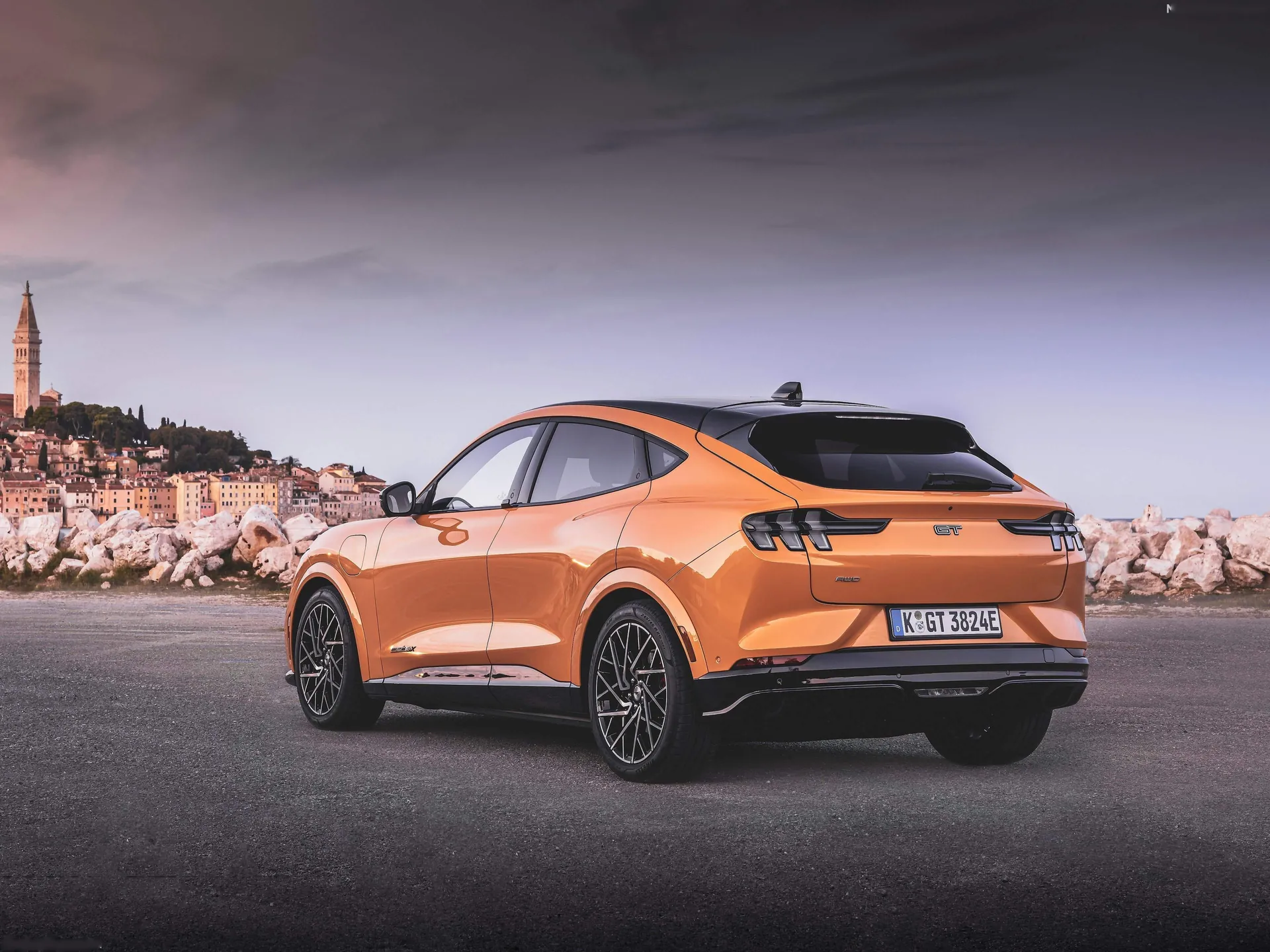 Ford Mustang Mach-E GT (2021) – zadní tříčtvrteční pohled