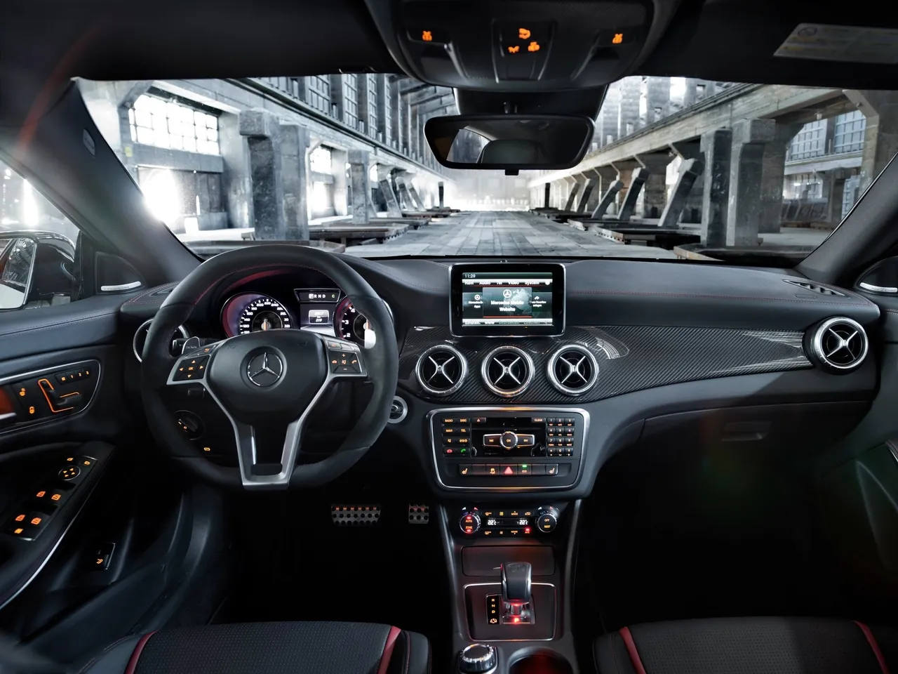 Mercedes-Benz CLA45 AMG (2014) – interiér