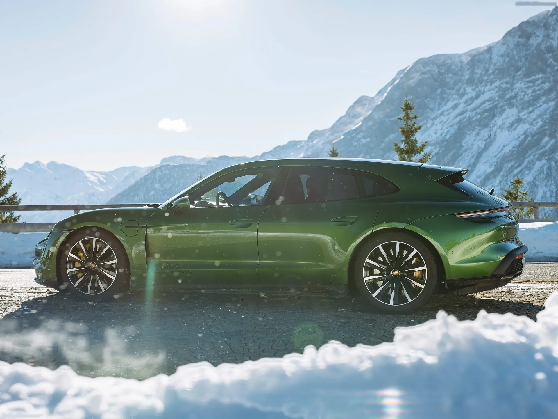 Porsche Taycan Turbo S Sport Turismo (2022) - Side Profile