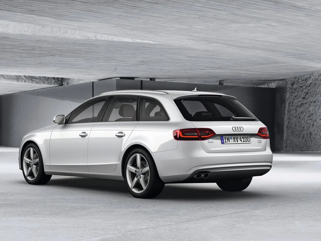 Audi A4 Avant (2013) – zadní tříčtvrteční pohled