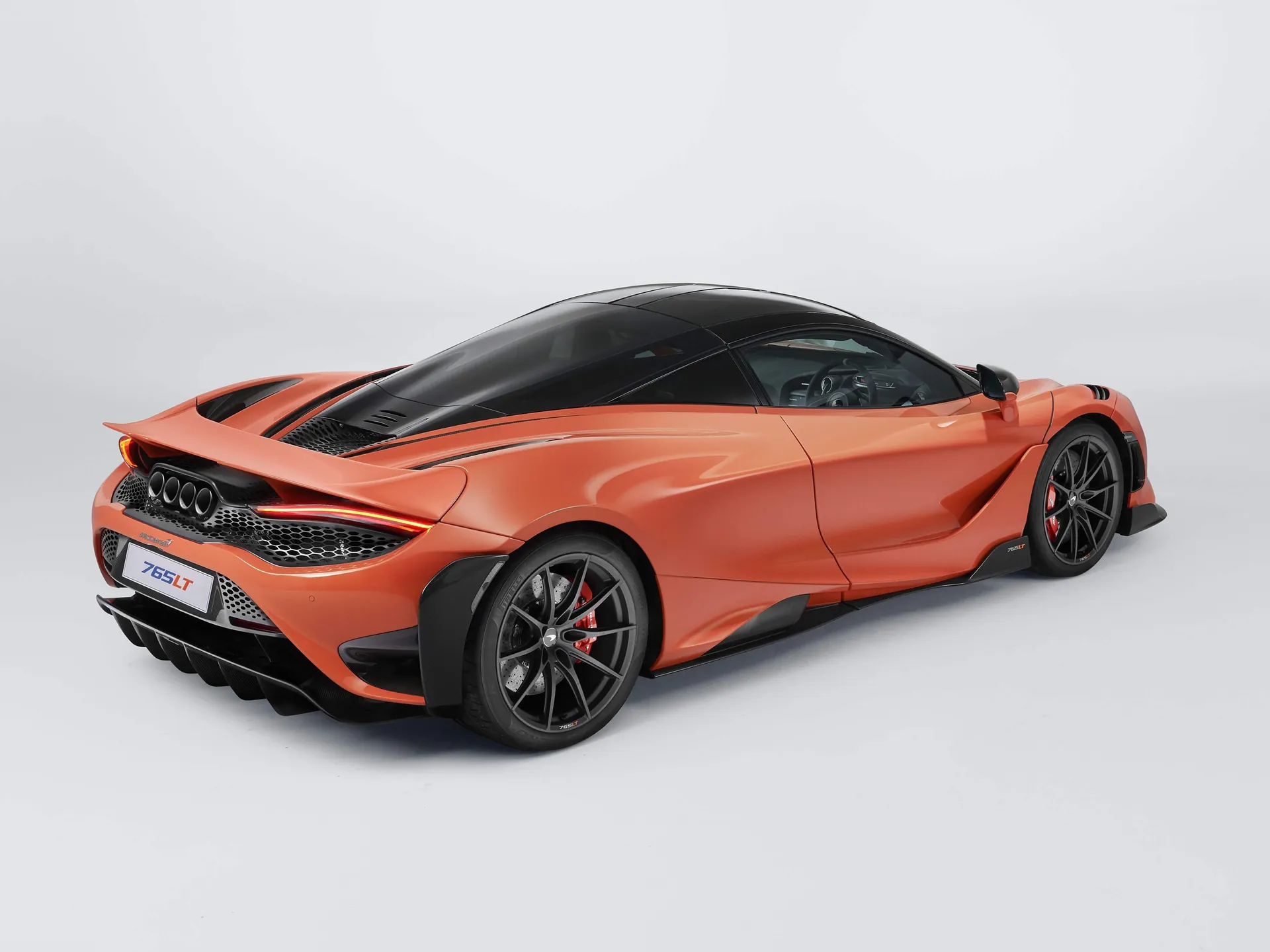 McLaren 765LT (2021) – zadní tříčtvrteční pohled
