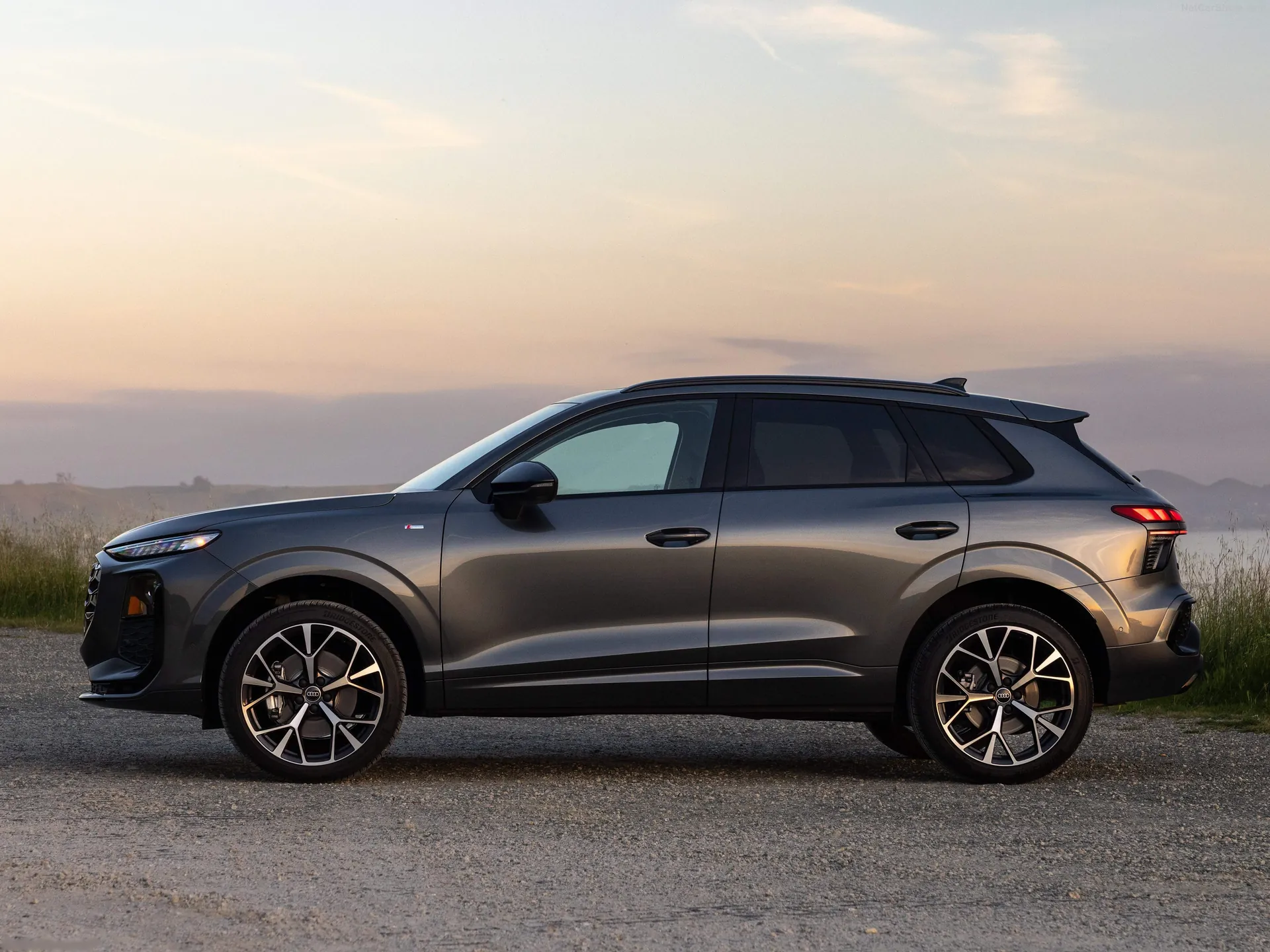 Audi Q3 S line quattro [US] (2026) – boční profil