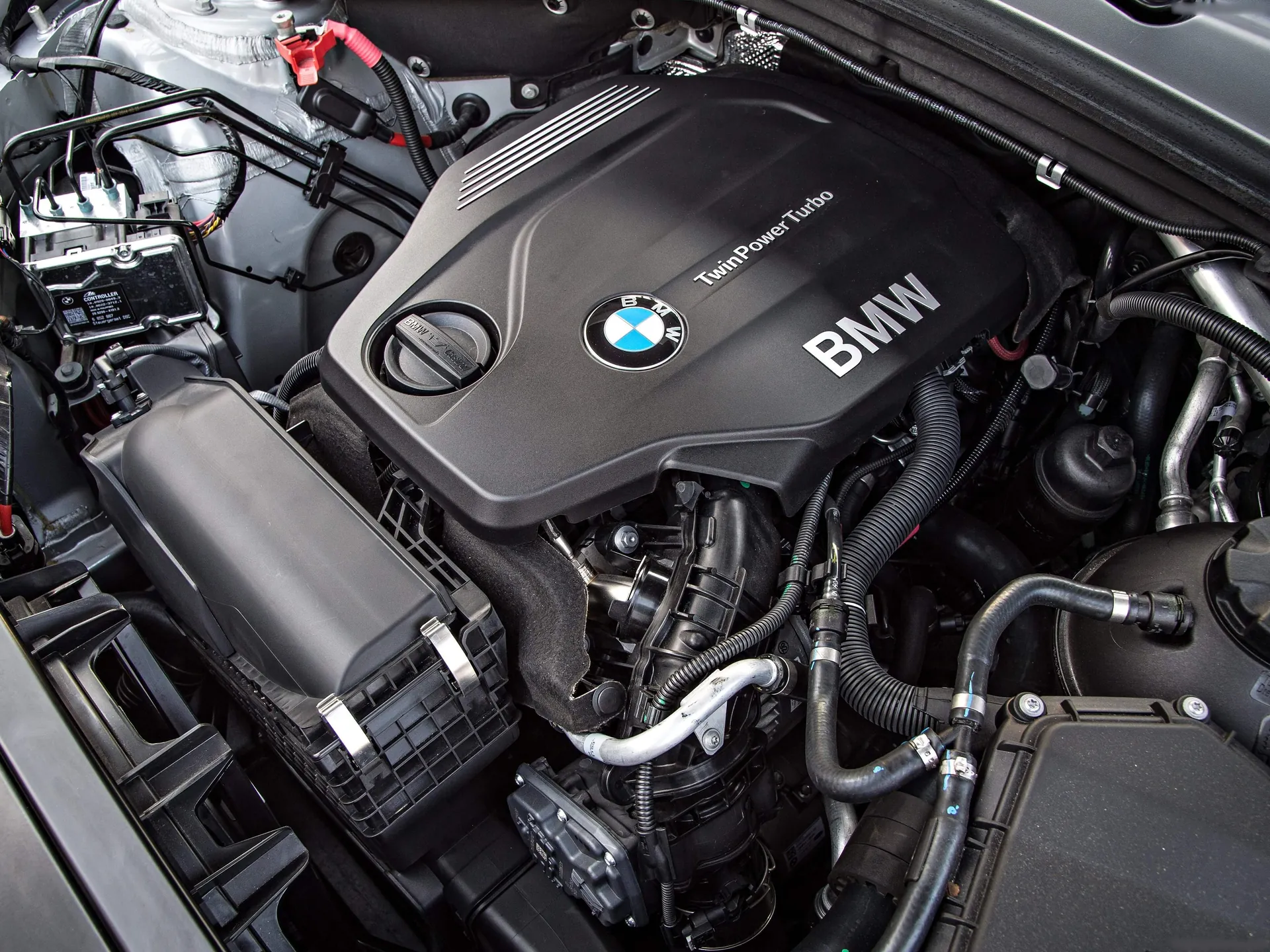 BMW X3 (2015) – motorový prostor